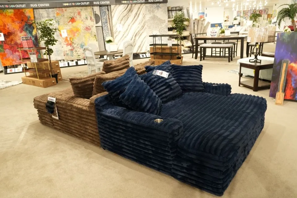 1-6 Chaise.JPG