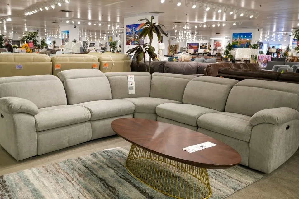 Outlet-Living-Room-2025-05-06T14:00:41.408Z.jpg