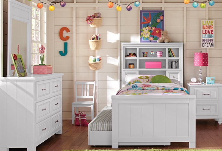 little girl white twin bed