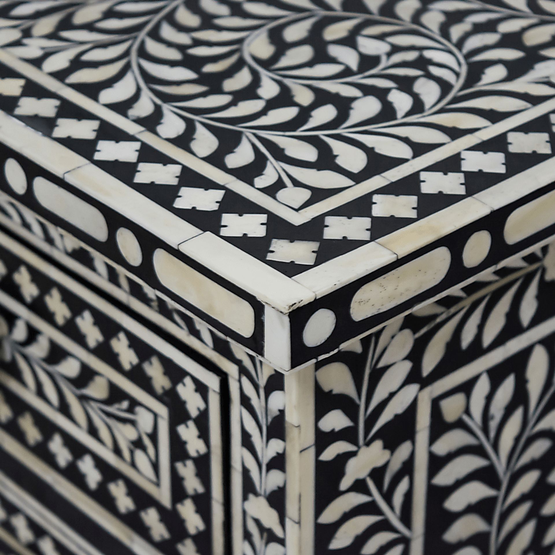 Aberglen Black Accent Table - Image 5