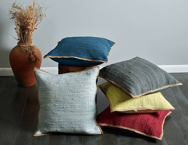 Alayan Red Throw Pillow - Thumbnail - Image 5