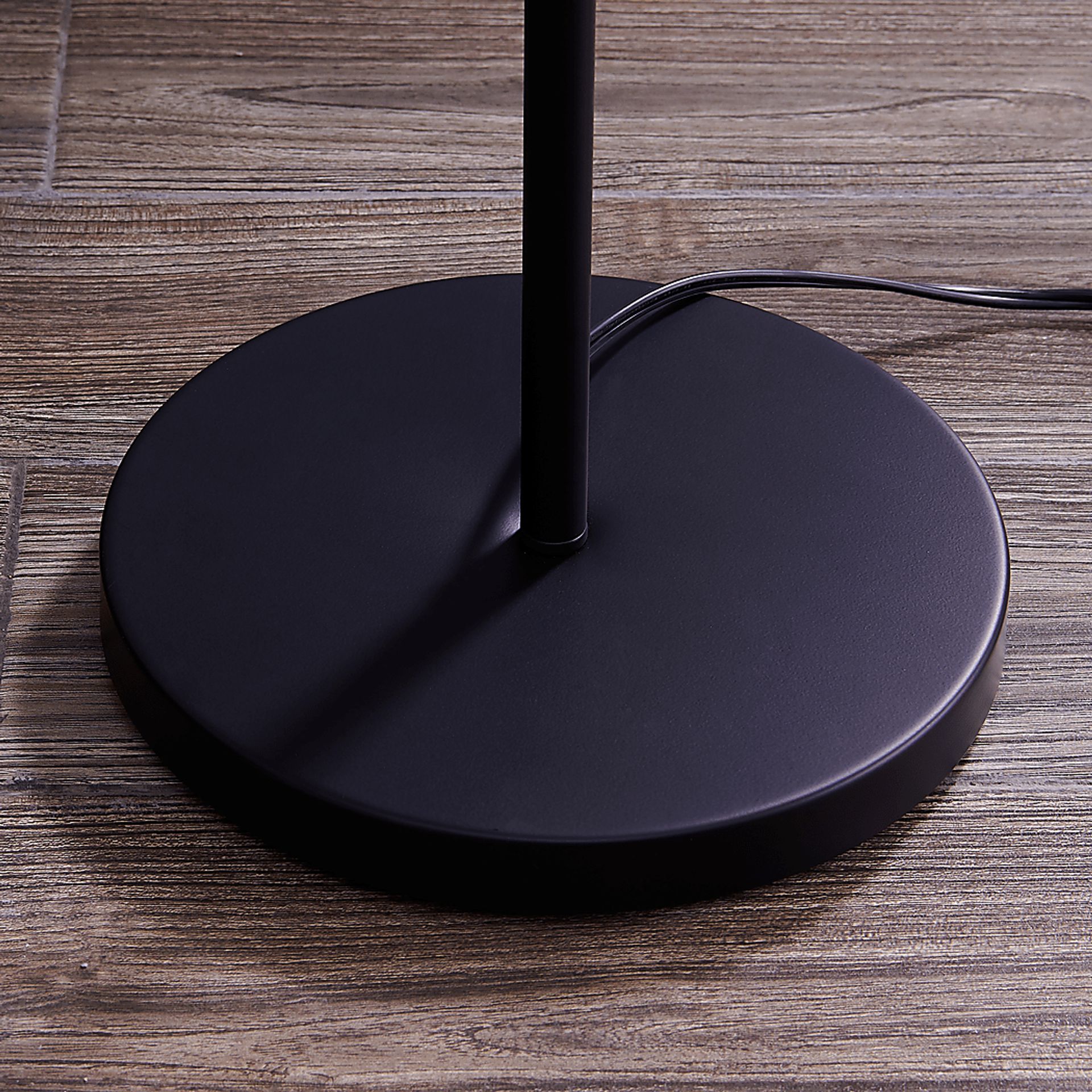 Alliare Black Floor Lamp - Image 2