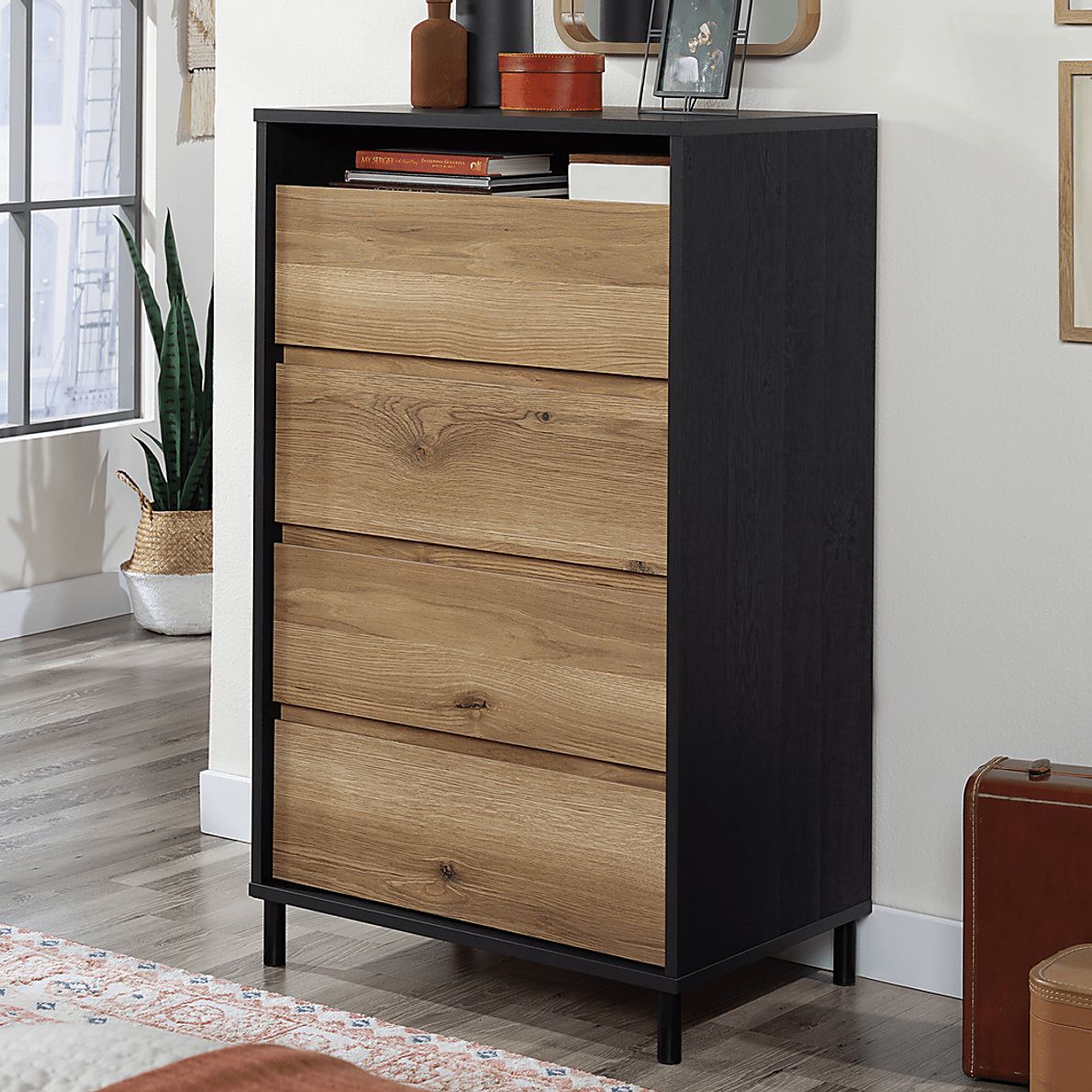 Almosa Black Chest