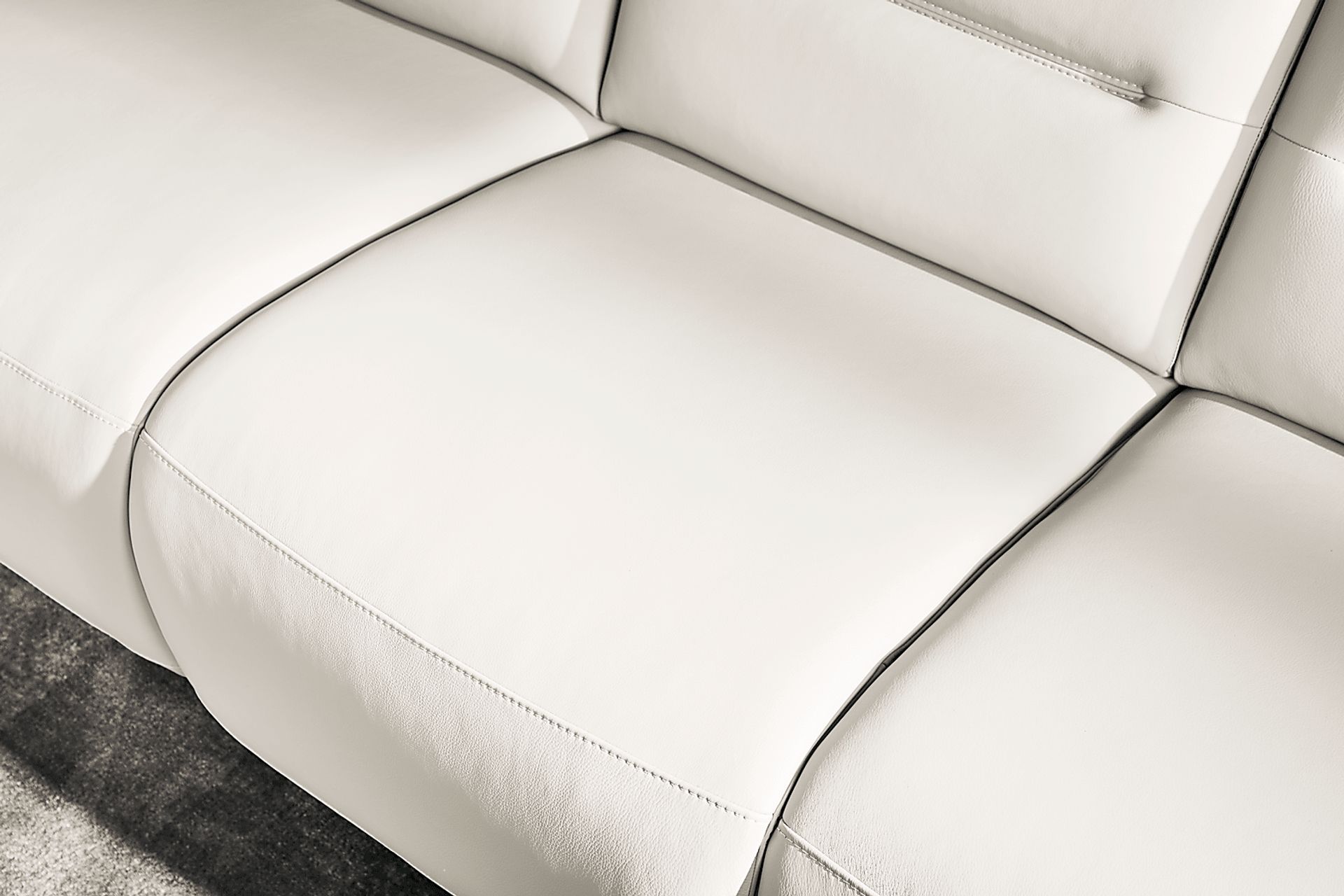 Amalfi White Leather 9 Pc Living Room with Dual Power Reclining Sofa - Image 7
