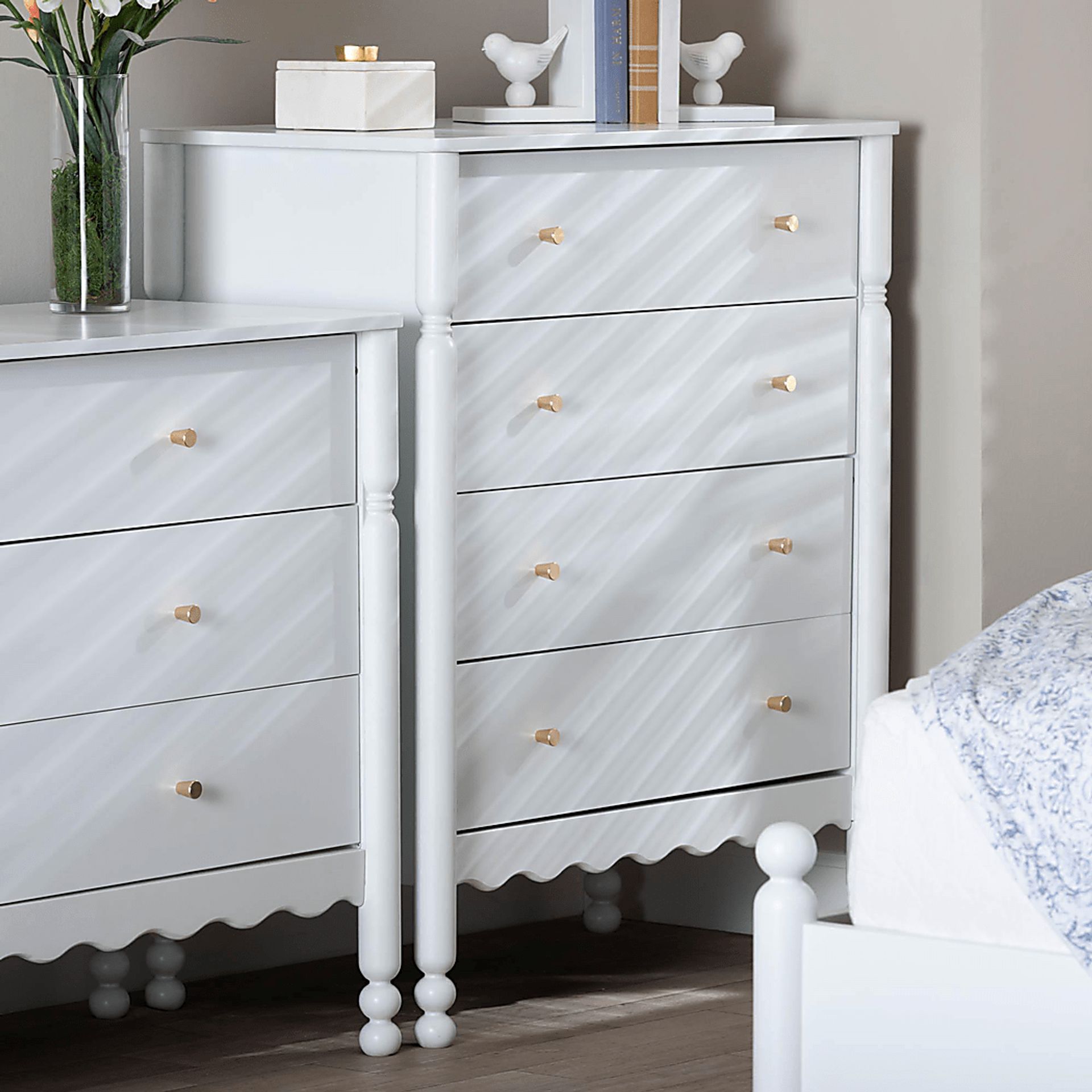 Amlai White Chest - Image 2