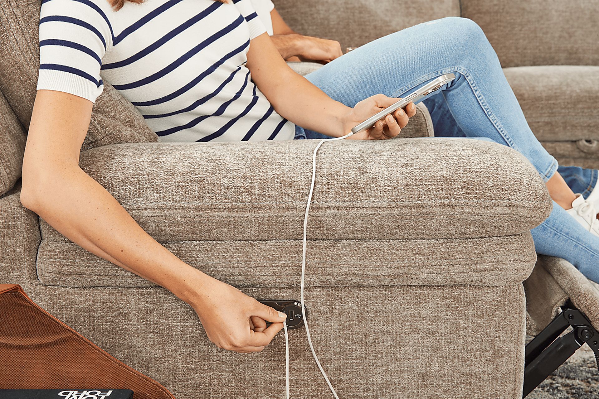 Anaheim Latte 5 Pc Dual Power Reclining Sectional - Image 4