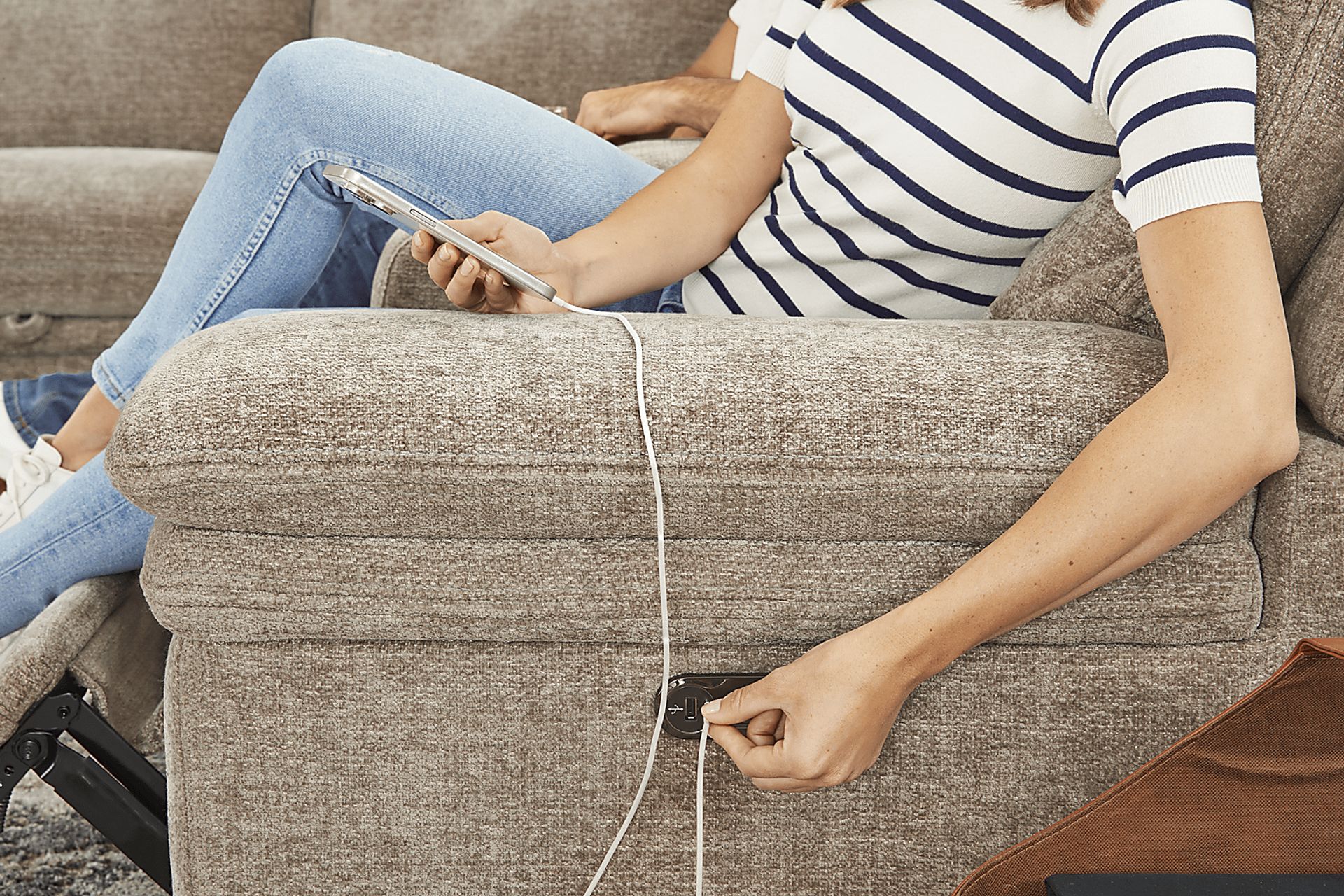 Anaheim Latte 5 Pc Dual Power Reclining Sectional - Image 4