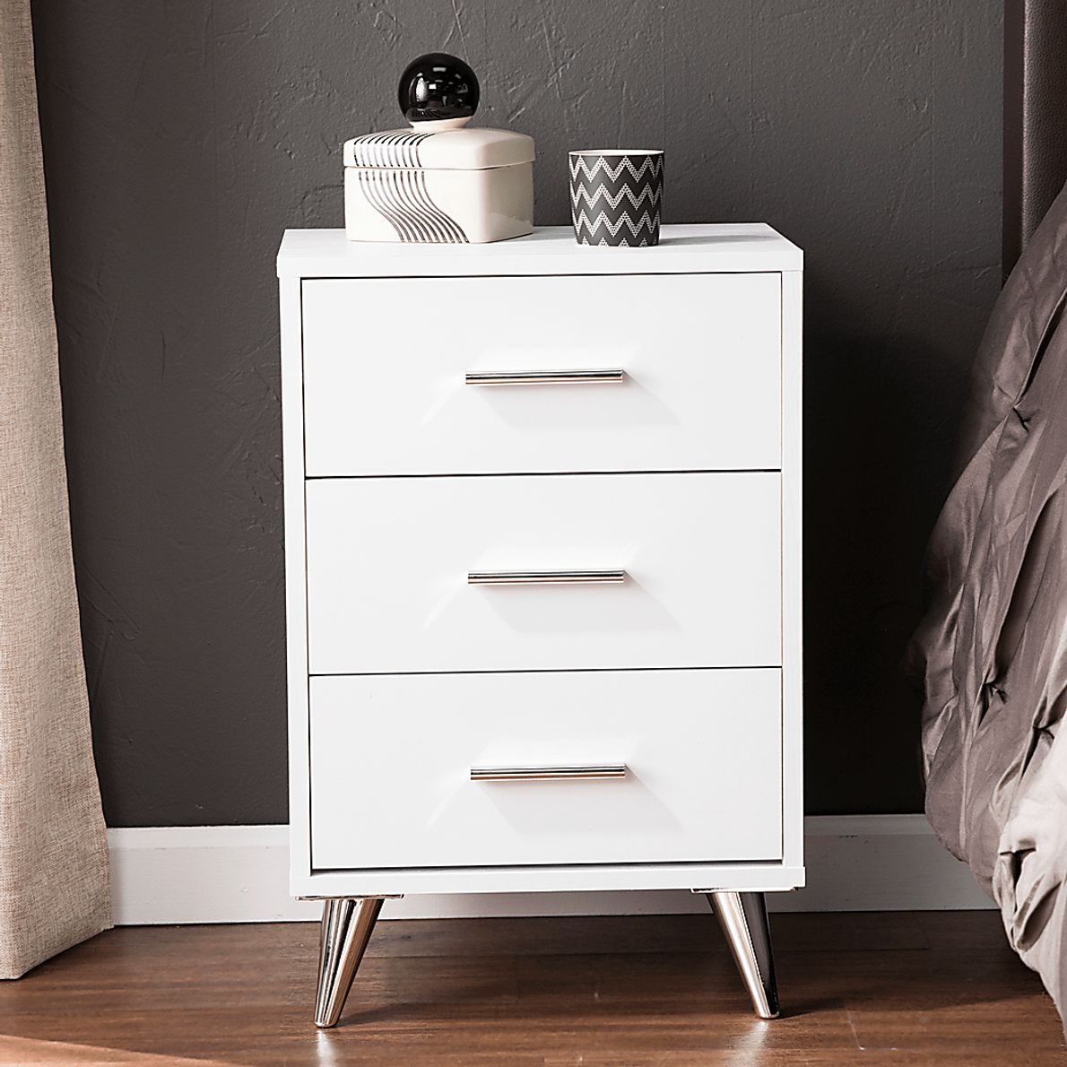 Arnoldell White Nightstand