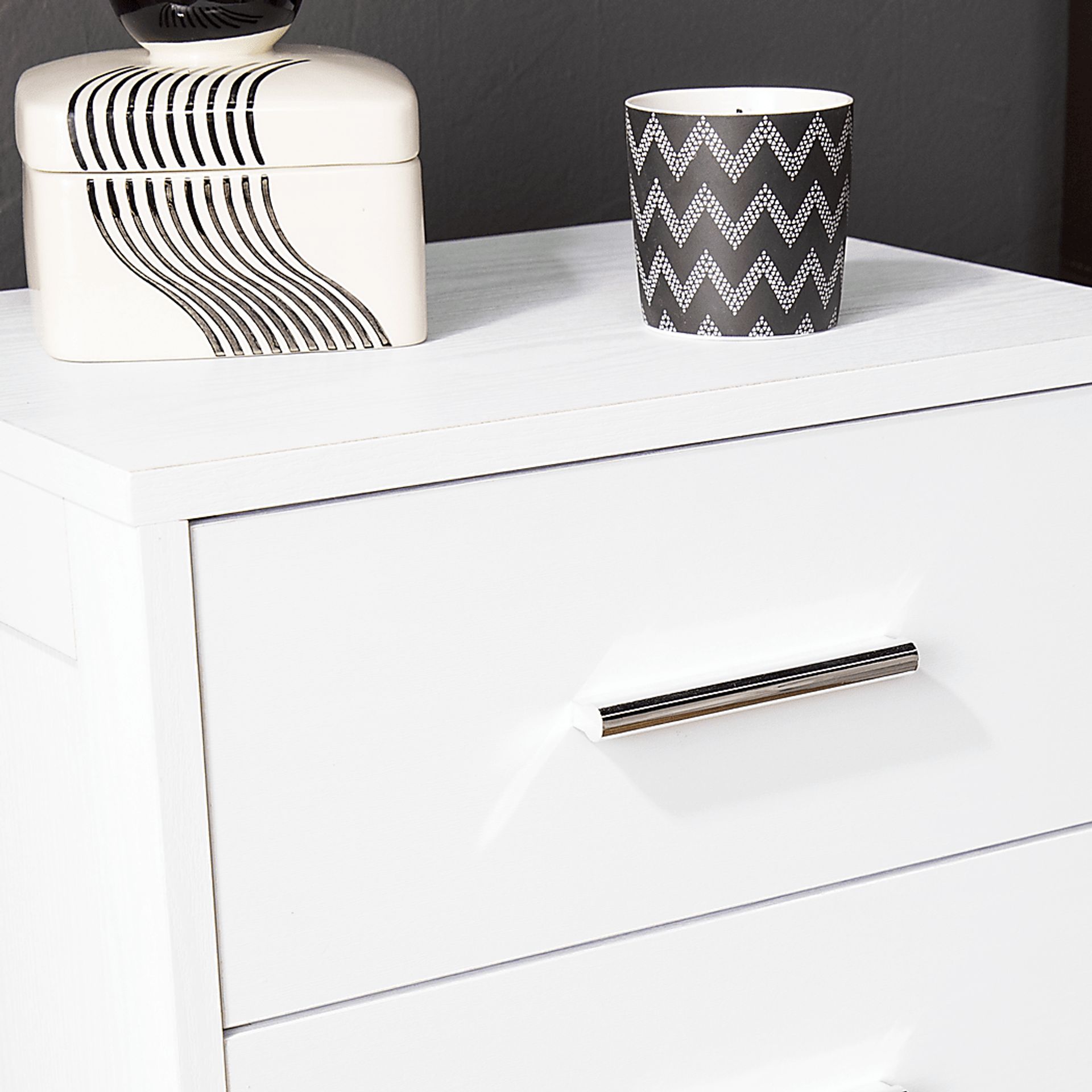 Arnoldell White Nightstand - Image 8