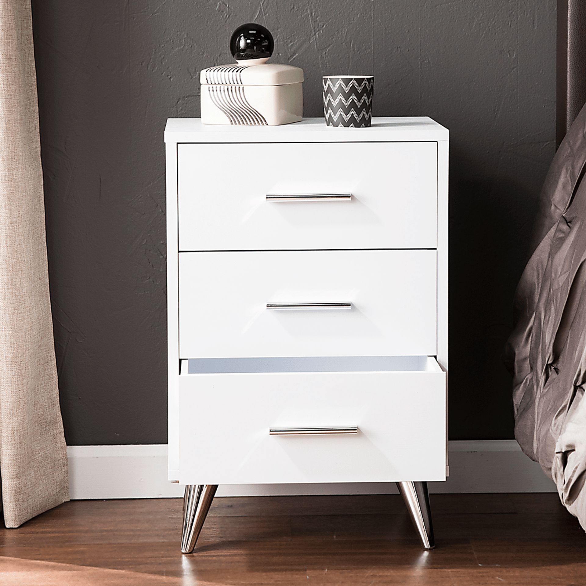 Arnoldell White Nightstand - Image 10