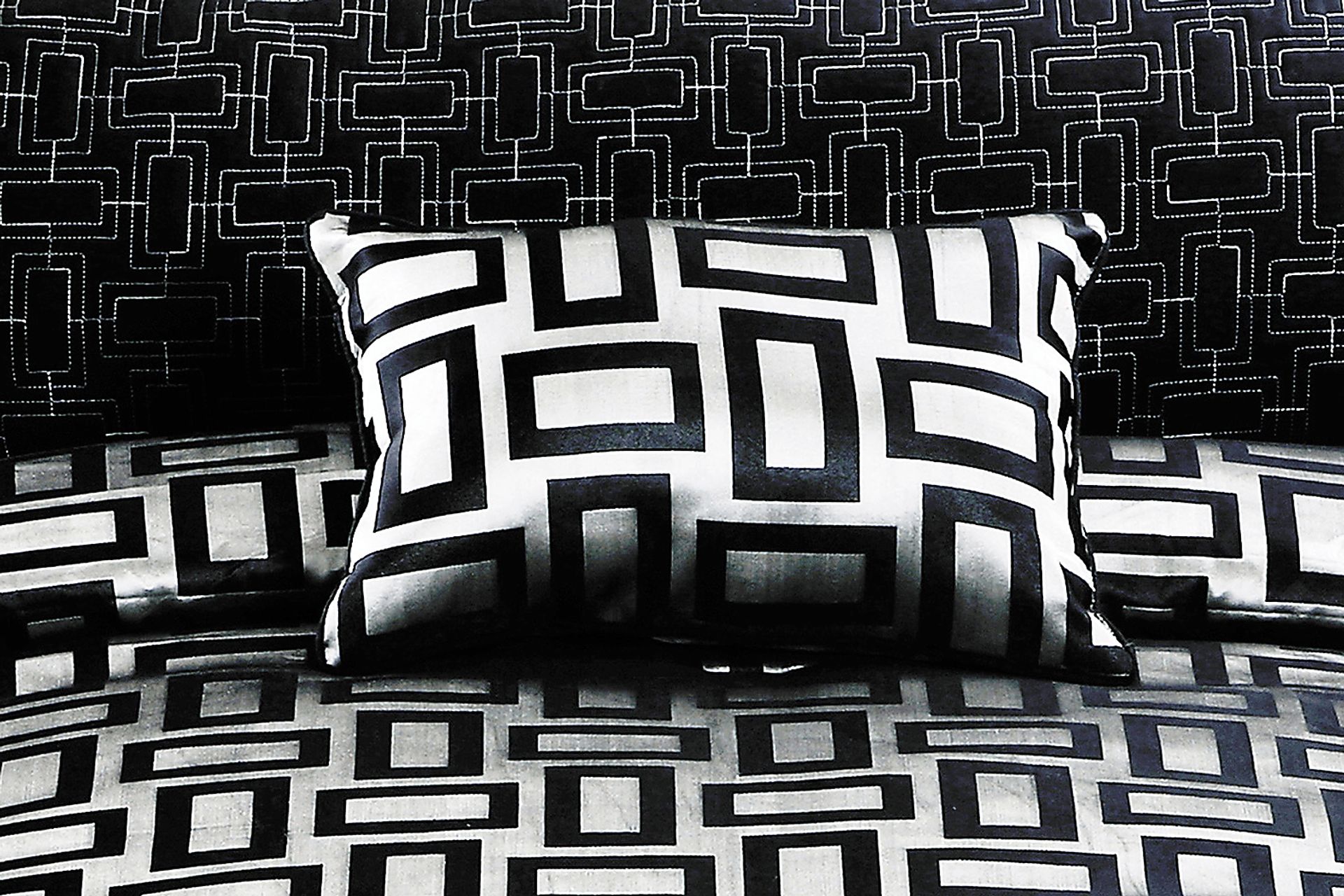 Aspunwall Black Silver 5 Pc Queen Comforter Set - Image 4