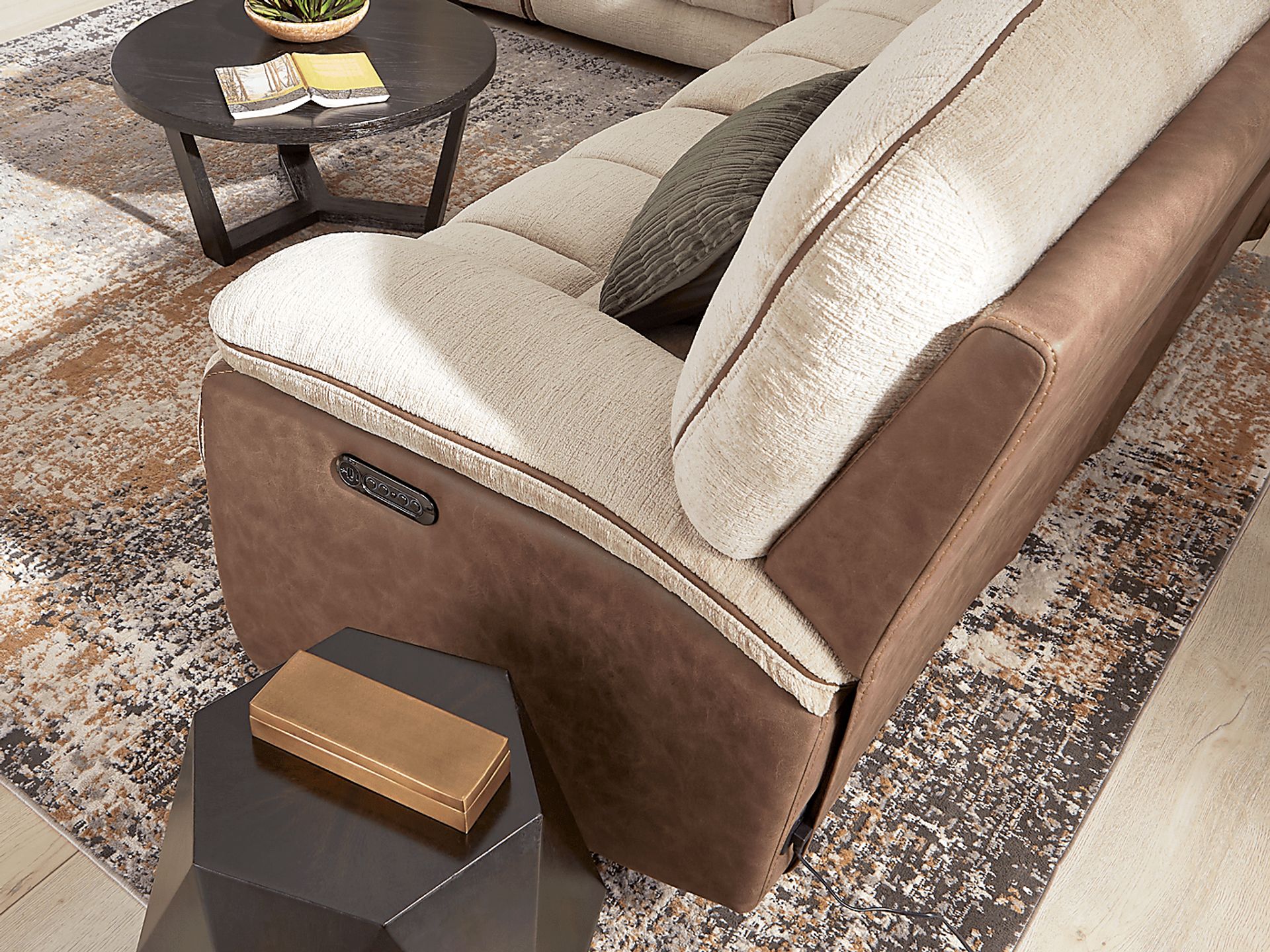 Bakersfield Beige 6 Pc Dual Power Reclining Sectional - Image 5