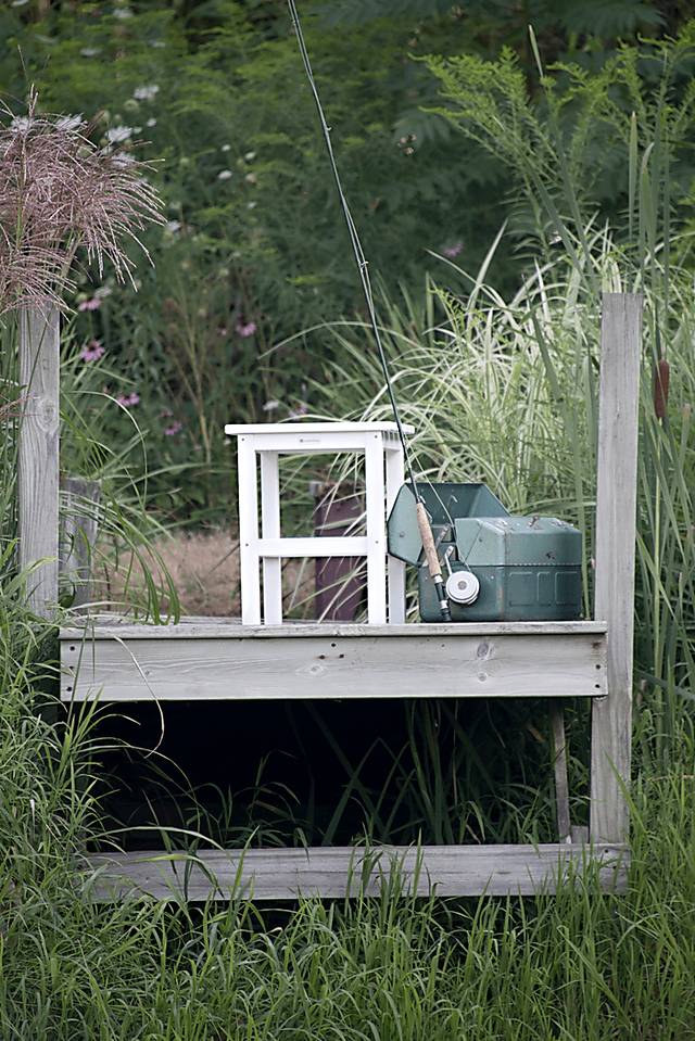 Bayfield Park Traditional White Outdoor Side Table - Thumbnail - Image 4