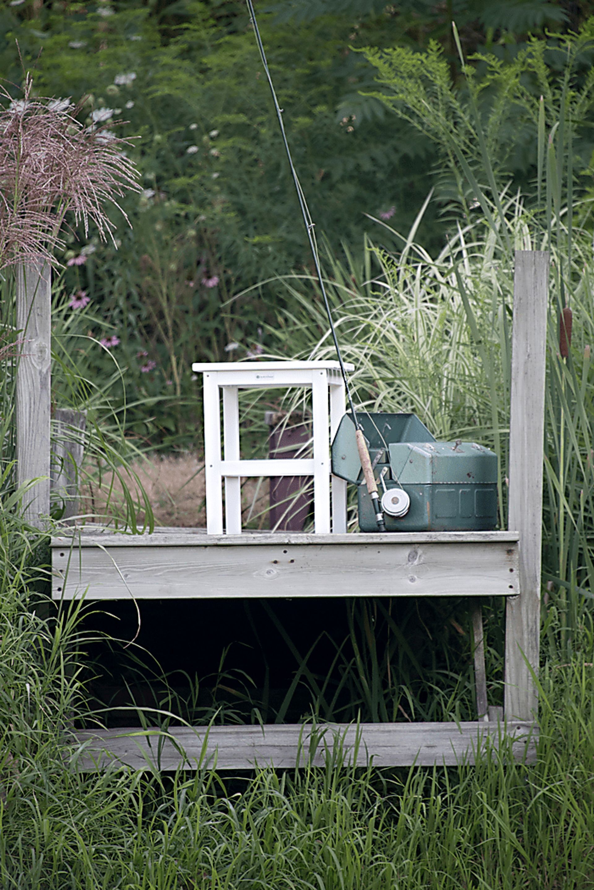 Bayfield Park Traditional White Outdoor Side Table - Image 4
