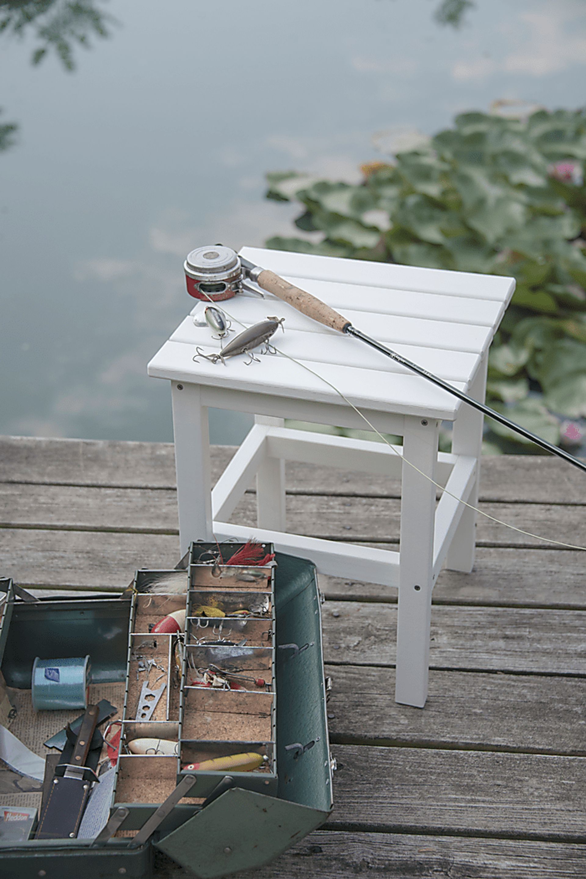 Bayfield Park Traditional White Outdoor Side Table - Image 5