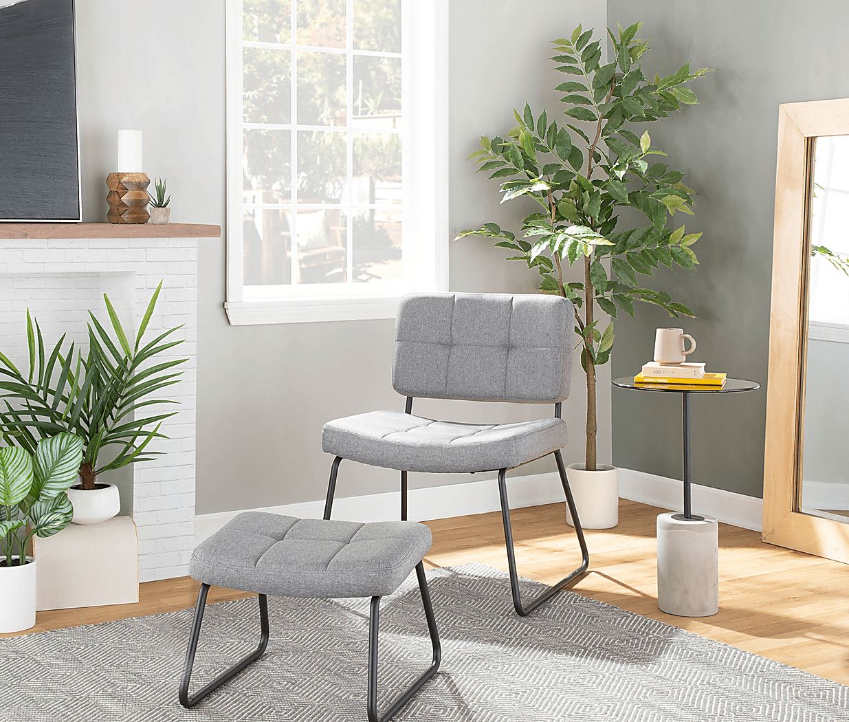 美品　BOMA CHAIR GRAY FABRIC×SEARED OAK Beechtree Gray Polyester Fabric Accent Chair And Ottoman | Rooms to Go