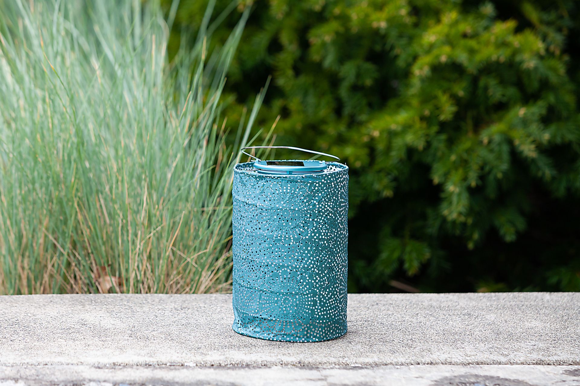 Bento Shade Outdoor Emerald Solar Lantern - Image 2