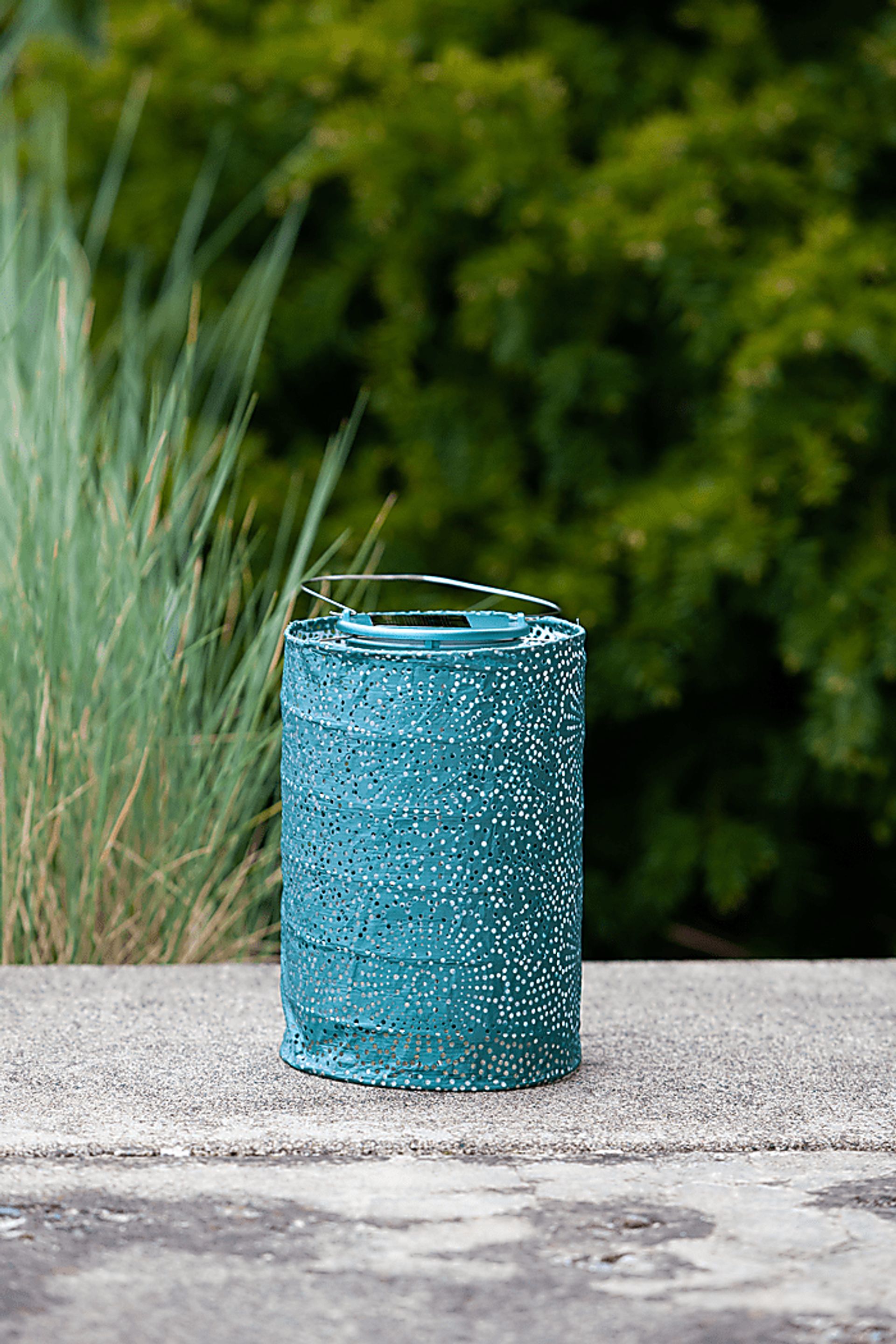 Bento Shade Outdoor Emerald Solar Lantern - Image 3