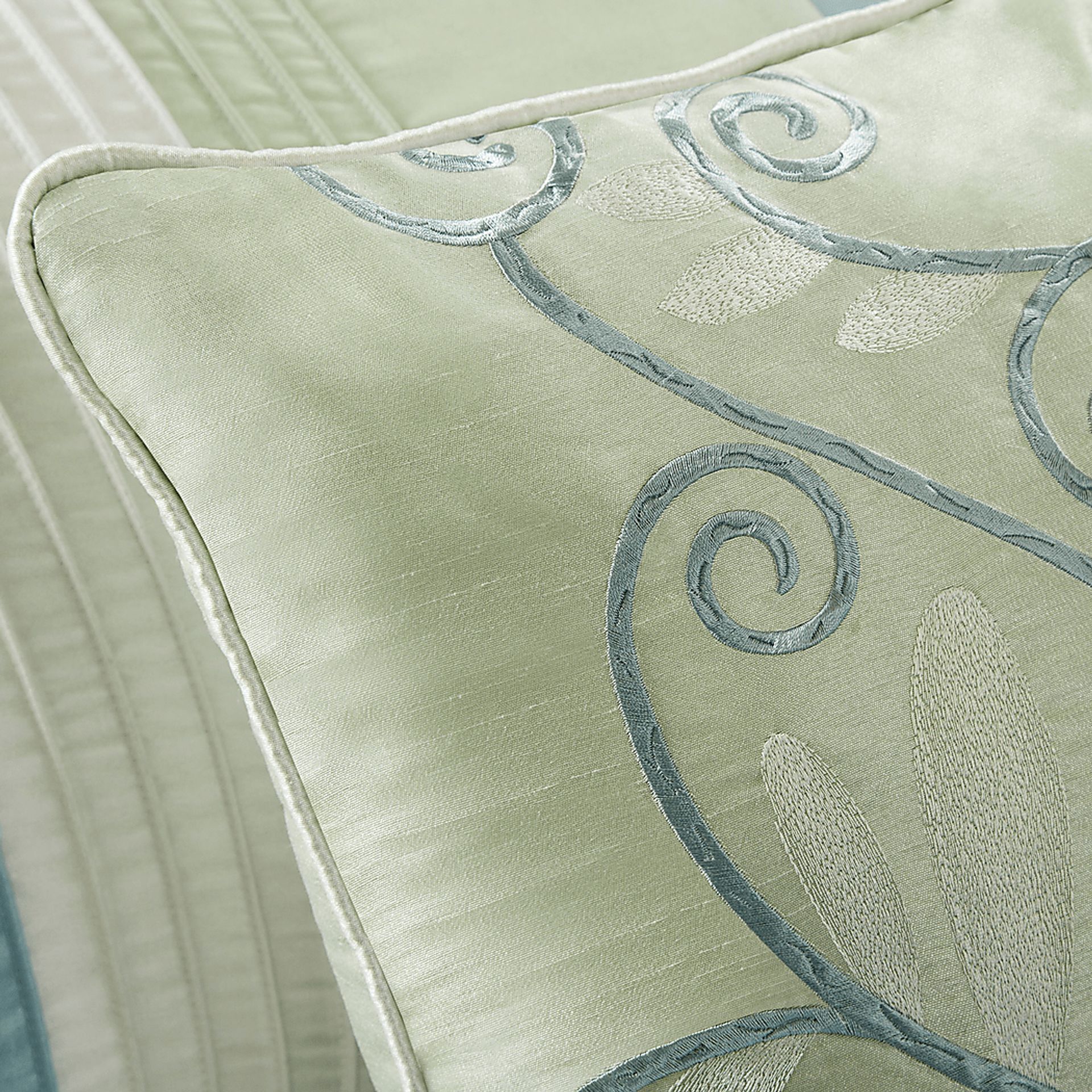 Brenna Blue/Green 7 Pc Queen Comforter Set - Image 3