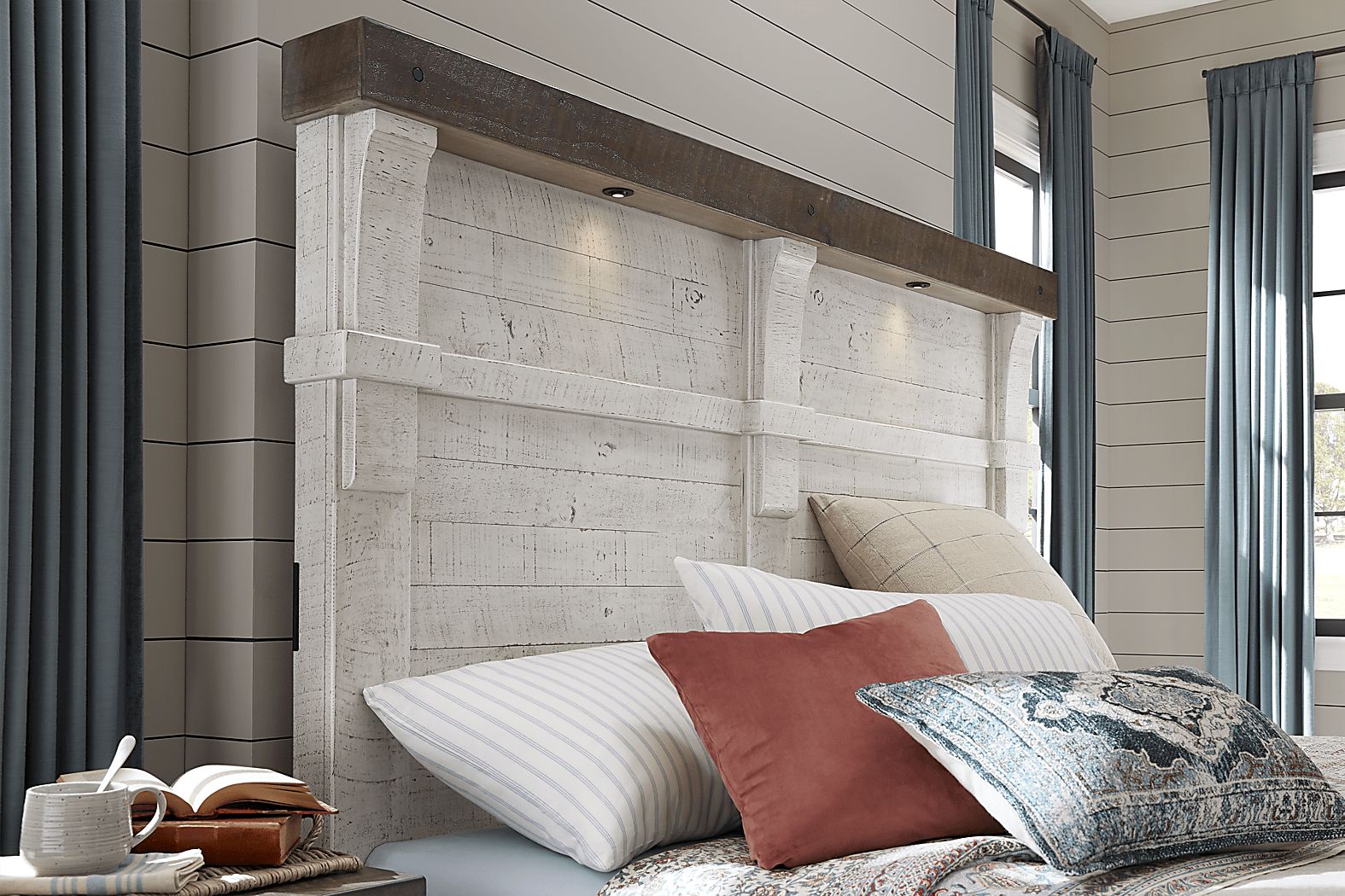 Bretten Crossing King Panel Bed - Thumbnail 3