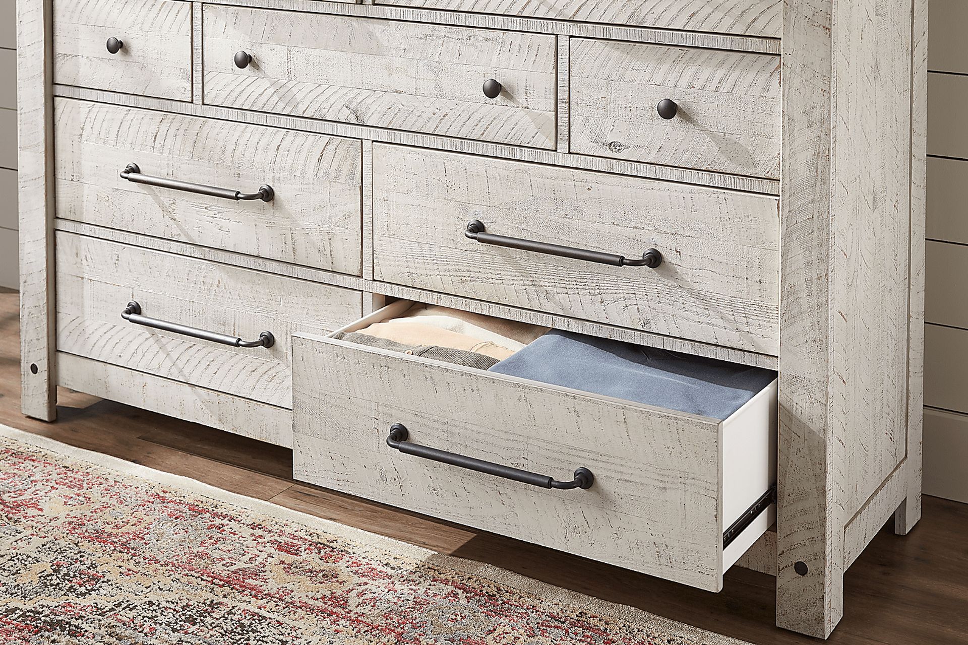 Bretten Crossing White 7 Pc Queen Bedroom - Image 9