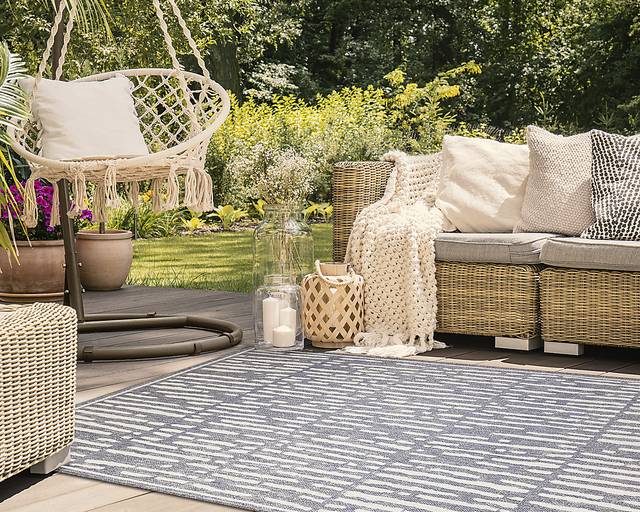 Brimley Blue 6'6 x 9'4 Indoor/Outdoor Rug - Thumbnail - Image 4