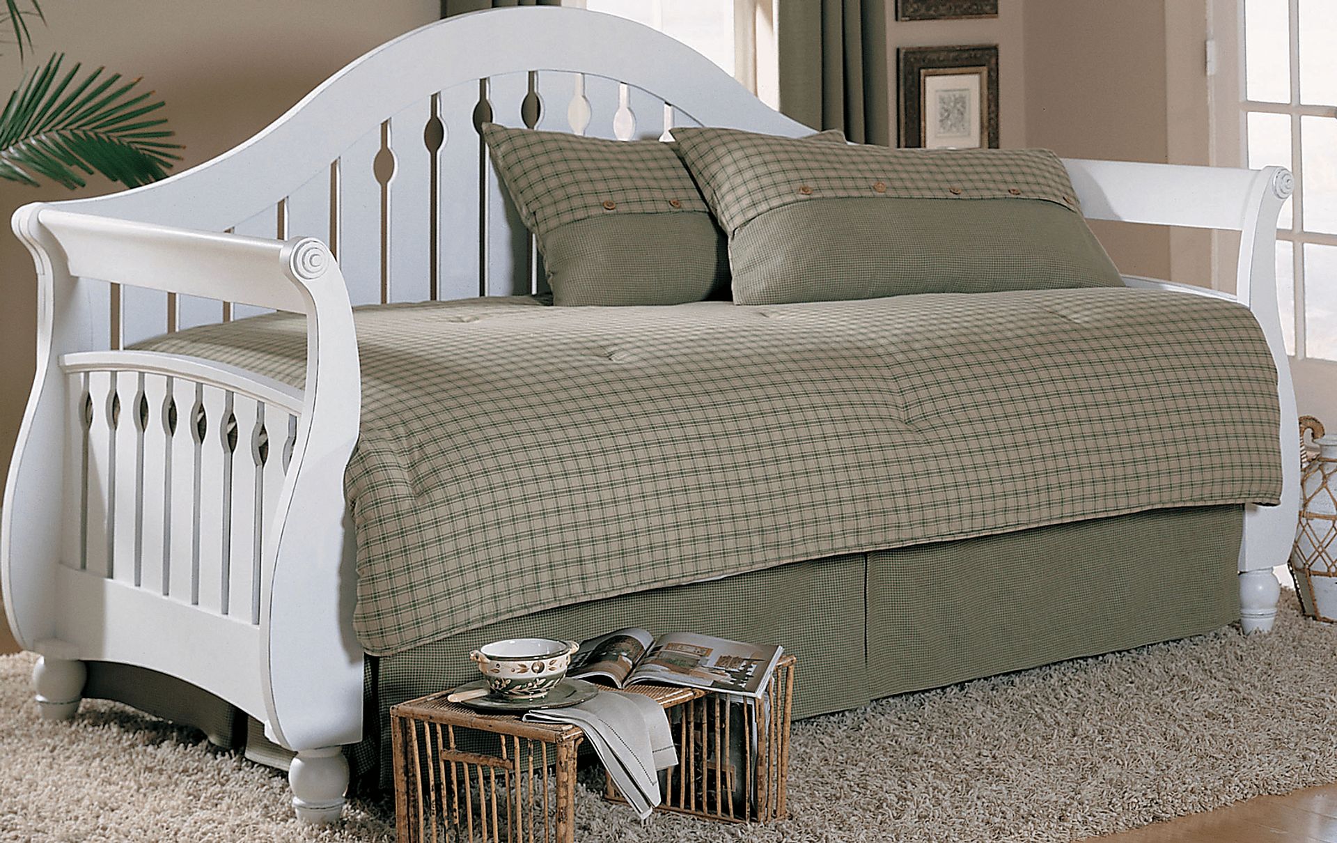 Cadyn White Daybed - Image 1