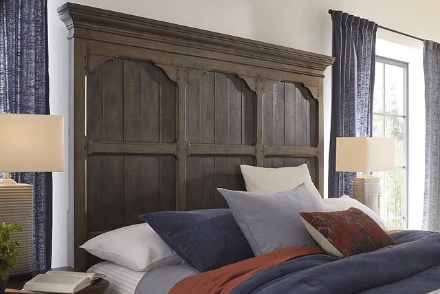 Chandler Hills Brown 5 Pc King Bedroom - Thumbnail - Image 4