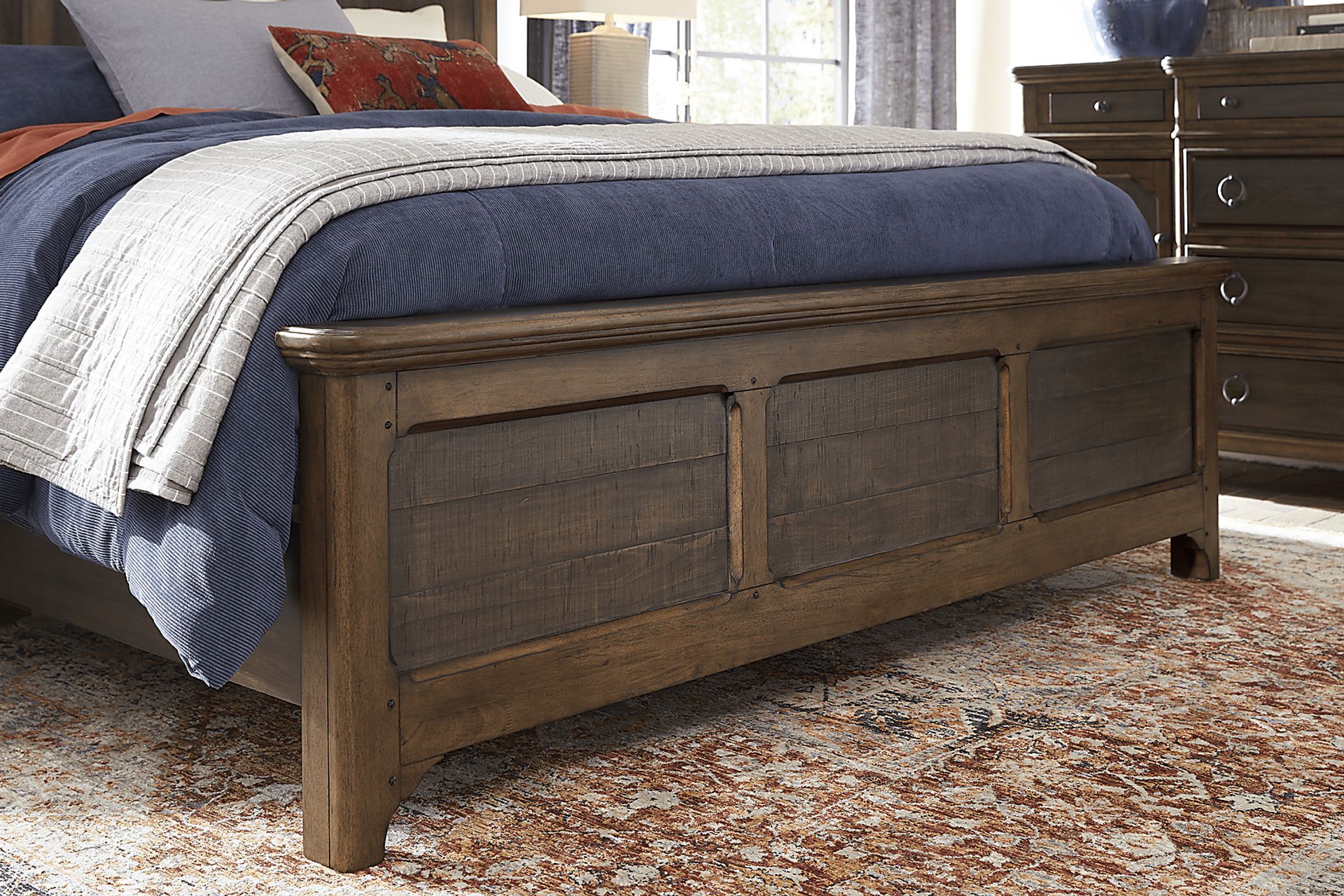 Chandler Hills Brown 5 Pc Queen Bedroom - Image 4