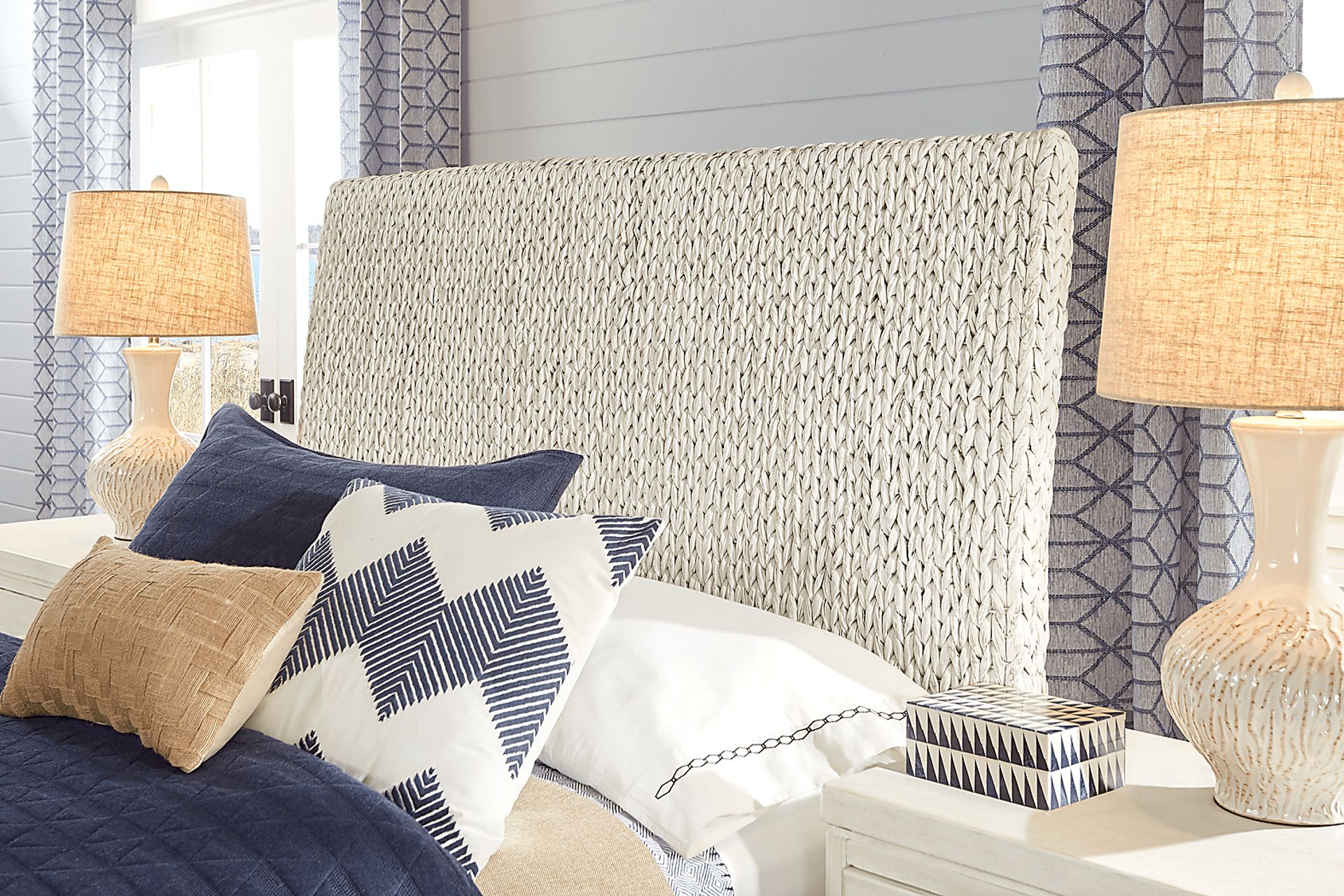 Golden Isles White 5 Pc King Woven Bedroom - Image 3