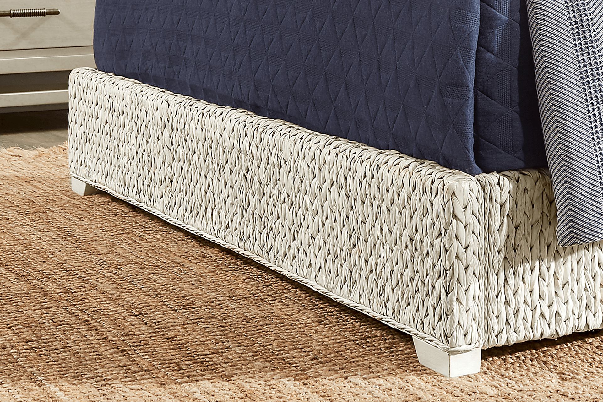 Golden Isles White 5 Pc King Woven Bedroom - Image 4