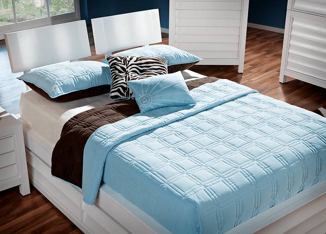 Cindy Crawford Home Hayden Blue Twin Bed Set - Thumbnail - Image 1