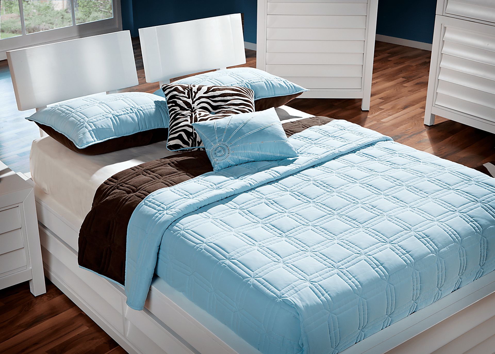 Cindy Crawford Home Hayden Blue Twin Bed Set - Image 1