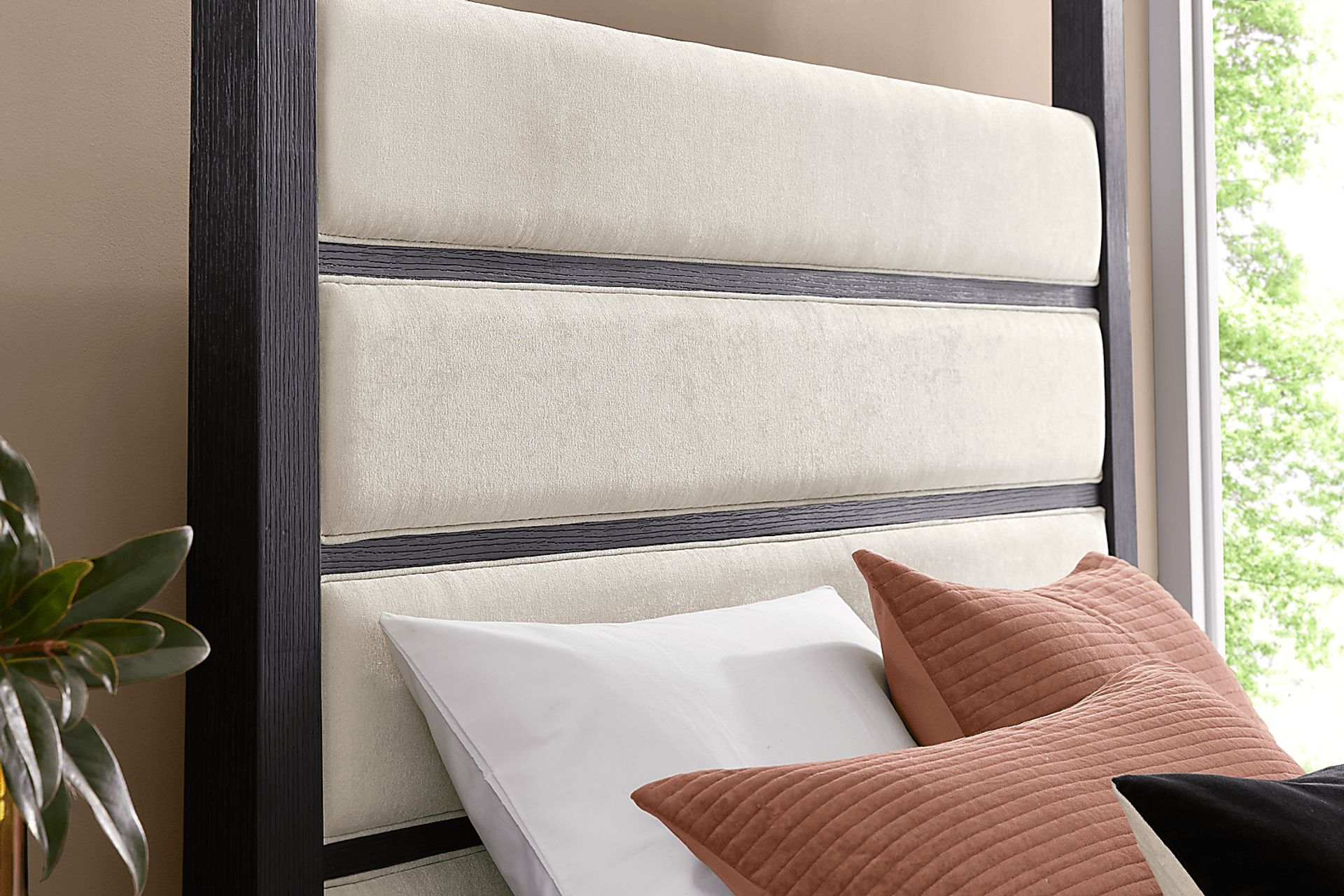 Copperline Black 7 Pc King Poster Bedroom with Bench - Image 7