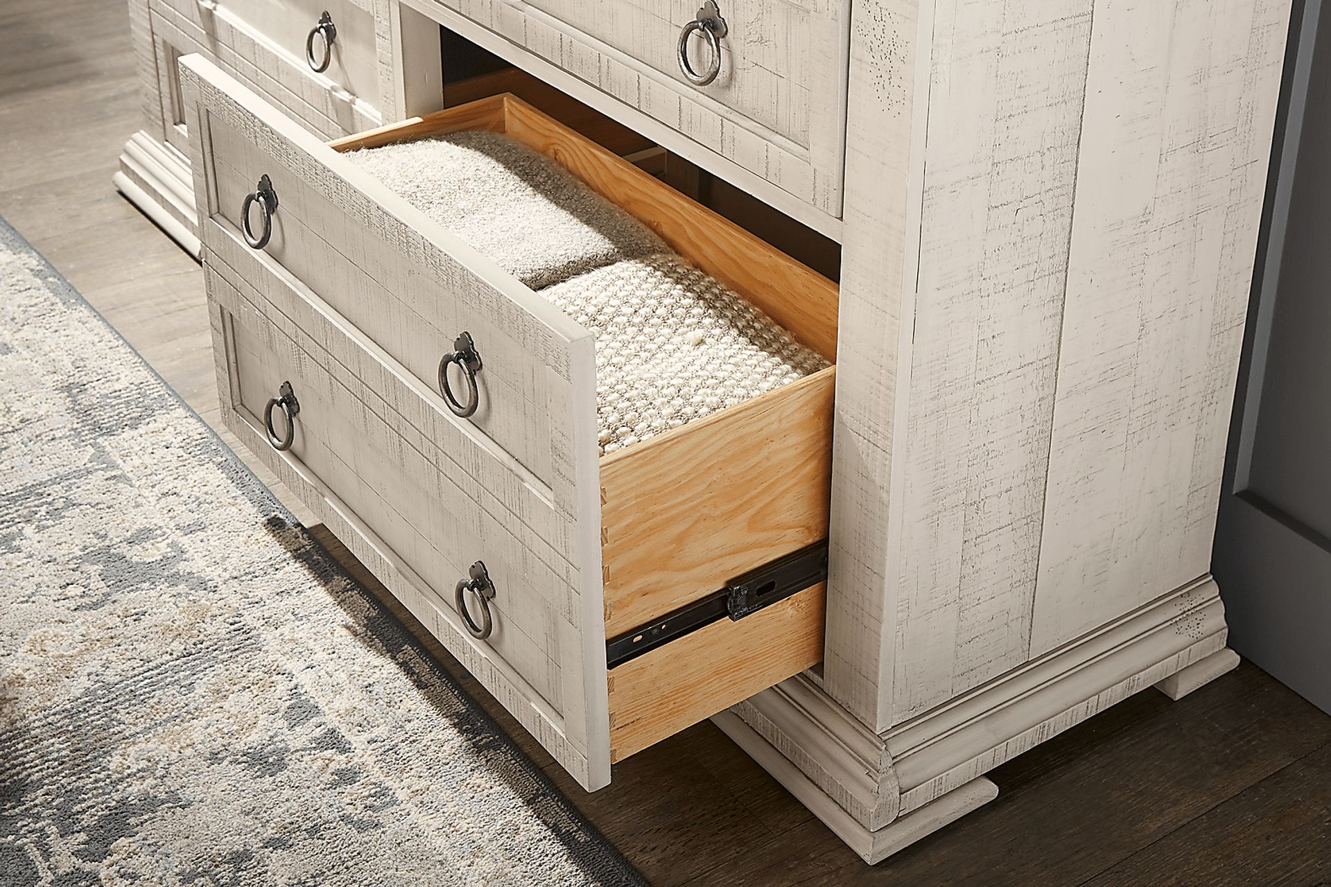 Crestwell Manor White 7 Pc King Upholstered Bedroom - Image 9