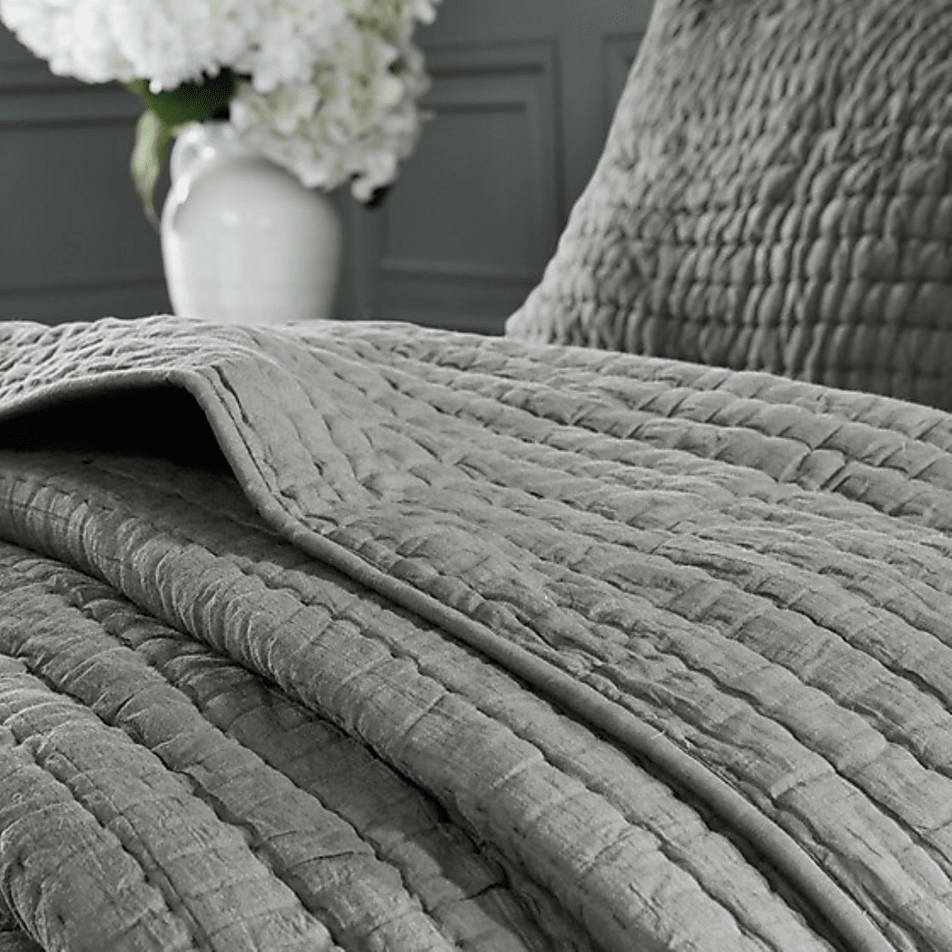 Dariox Gray 3 pc King Quilt Set - Image 4