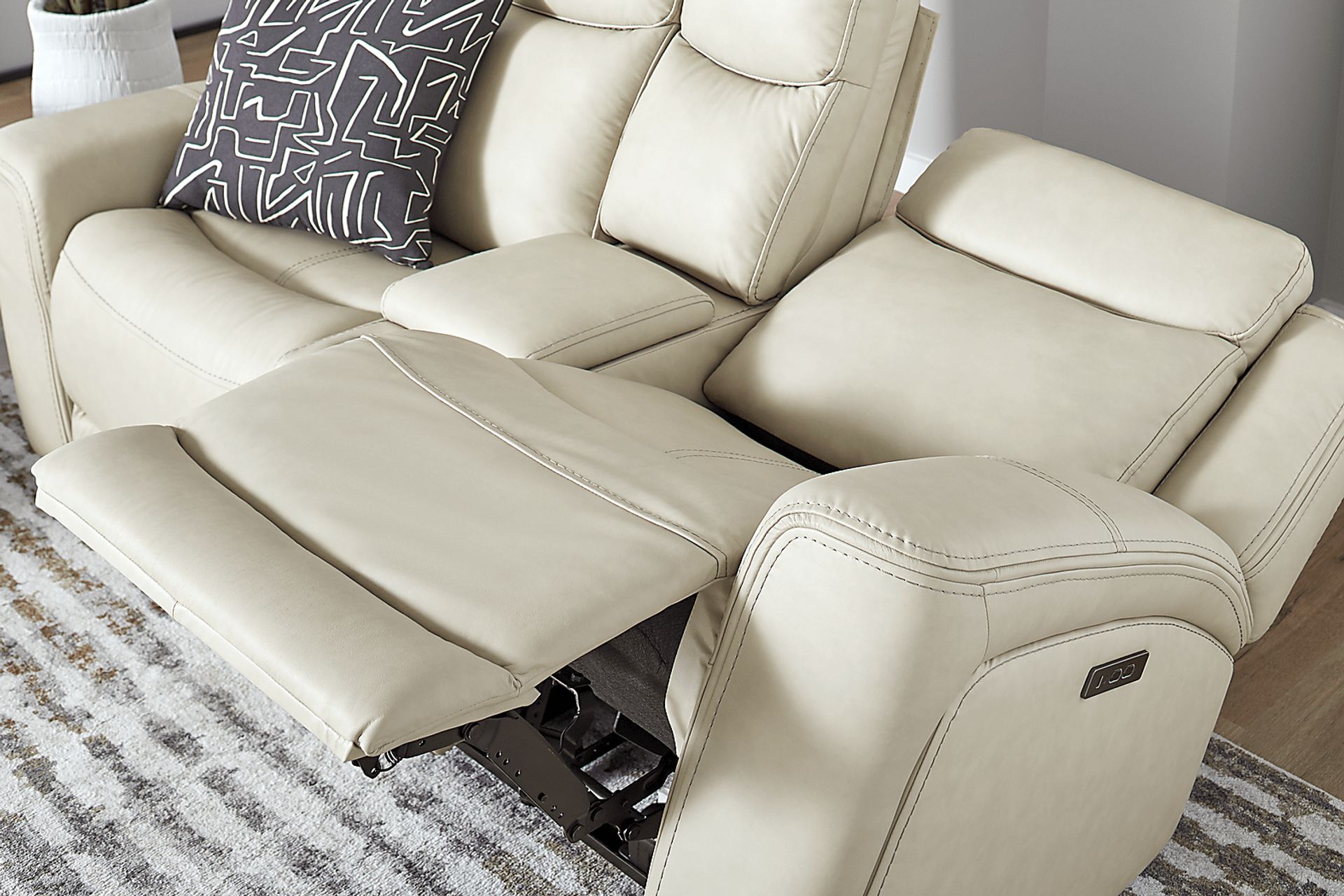Davidson Platinum Leather Dual Power Reclining Console Loveseat - Image 9