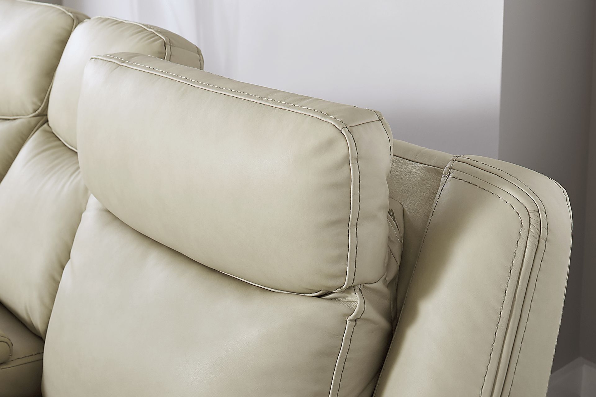 Davidson Platinum Leather Dual Power Reclining Console Loveseat - Image 6