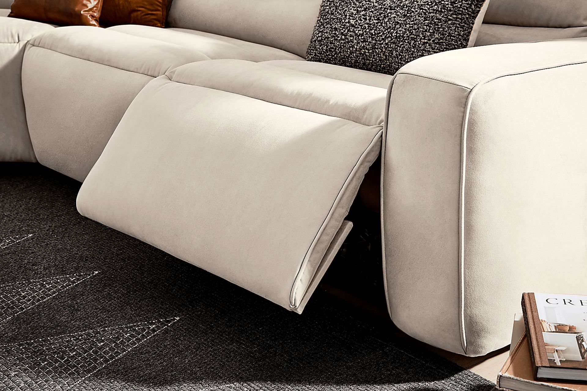 Del Mar Ivory 6 Pc Dual Power Sectional - Image 4