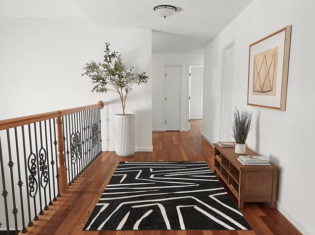 Dismon Black 5'3 x 7'6 Rug - Thumbnail - Image 3