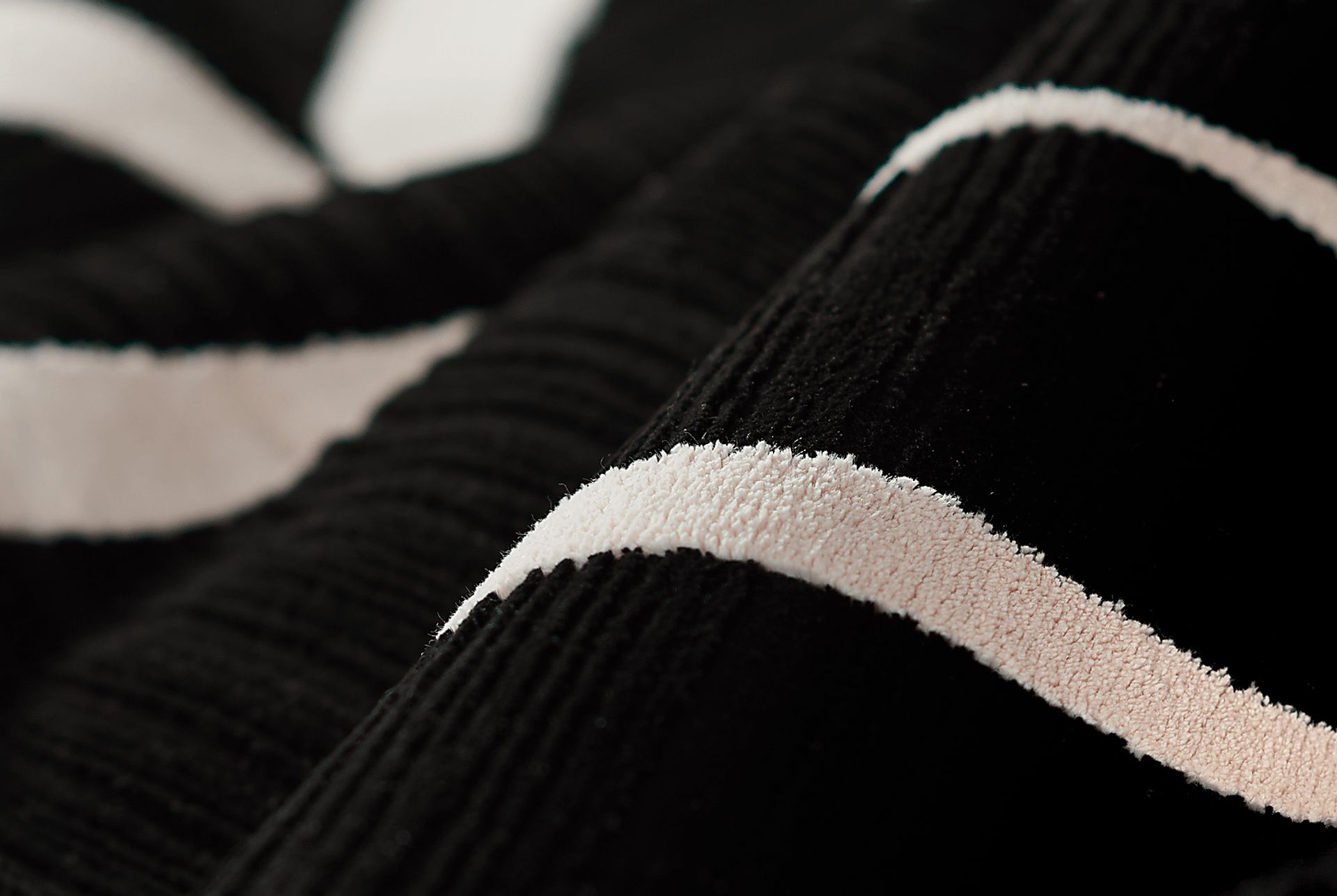 Dismon Black 5'3 x 7'6 Rug - Image 8