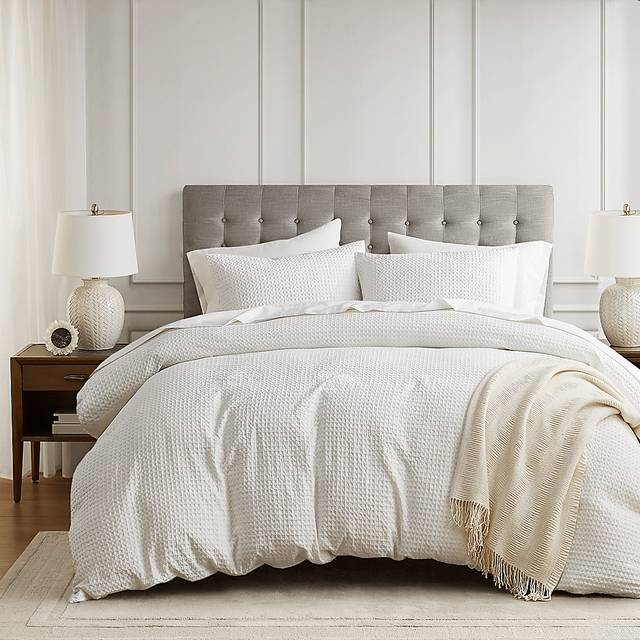 Drysdalea White Full/Queen 3 Pc Duvet Set - Thumbnail - Image 1