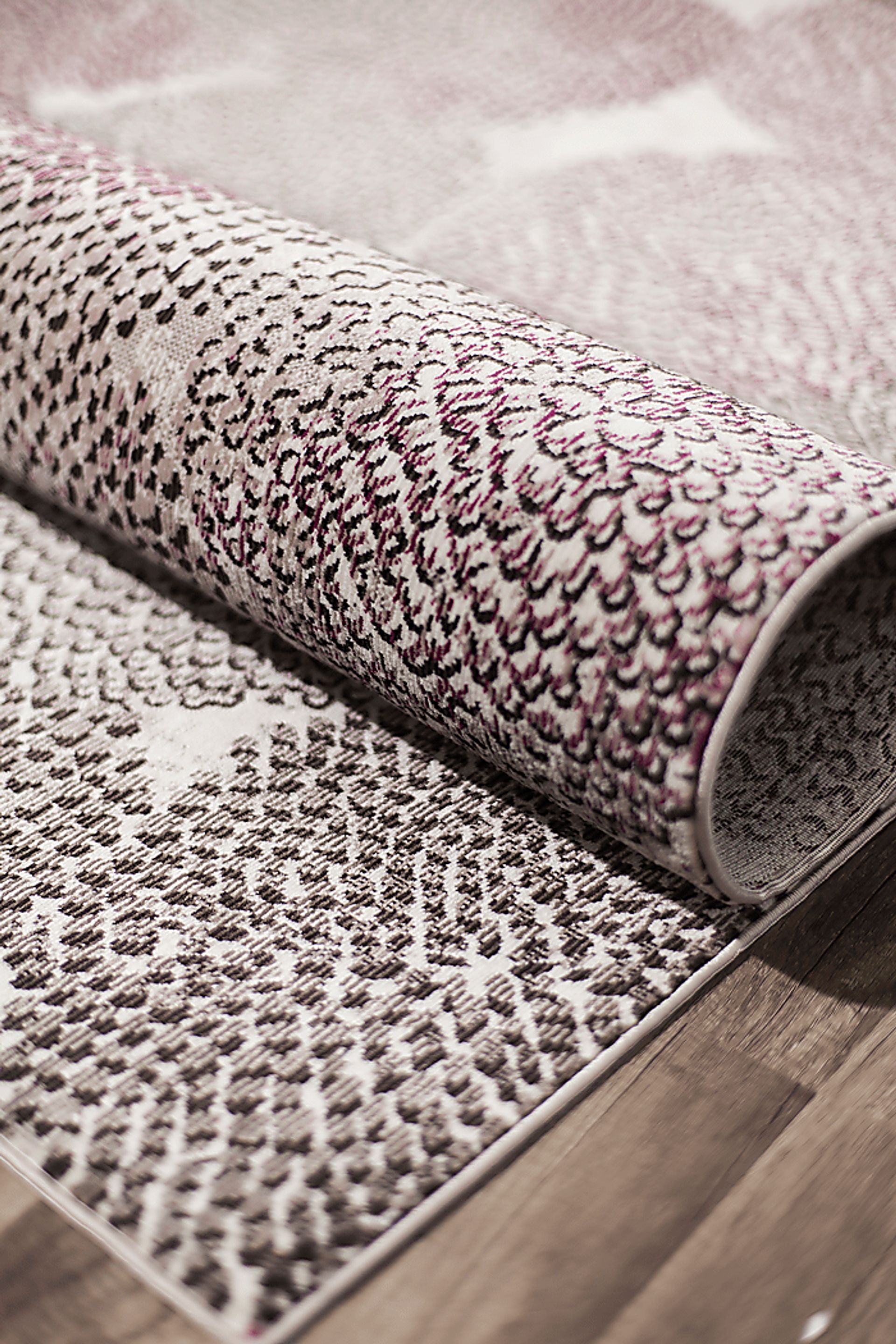 CosmoLiving By Cosmopolitan Eldris Pink 5' x 7' Rug - Image 2