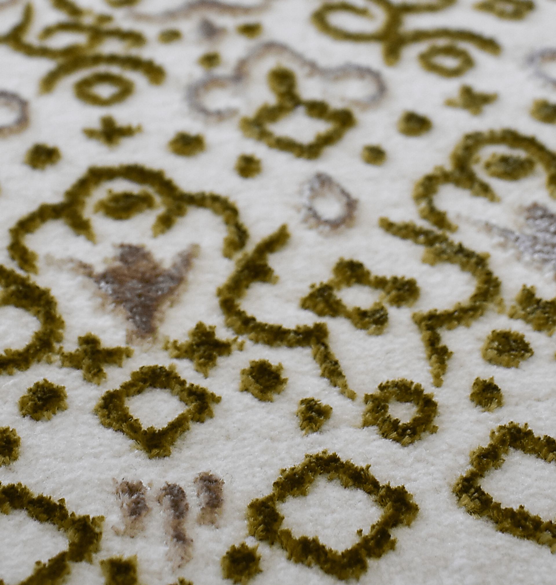 CosmoLiving By Cosmopolitan Ellyse Cream 5' x 7' Rug - Image 3