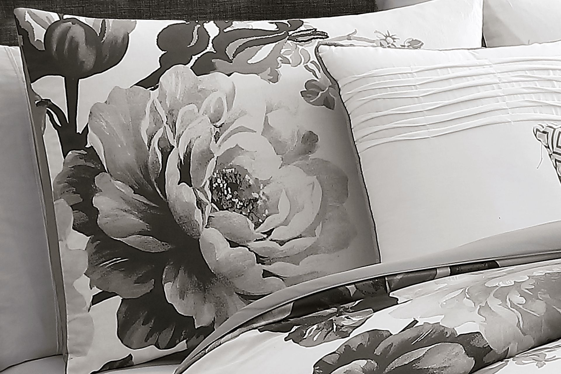 Elrissa Cream Black 7 Pc King Comforter Set - Image 4