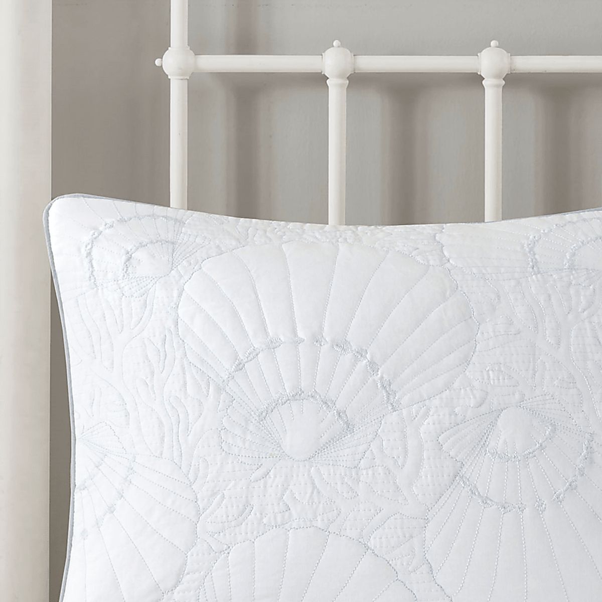 Emilisa White Queen Comforter Set | Rooms To Go