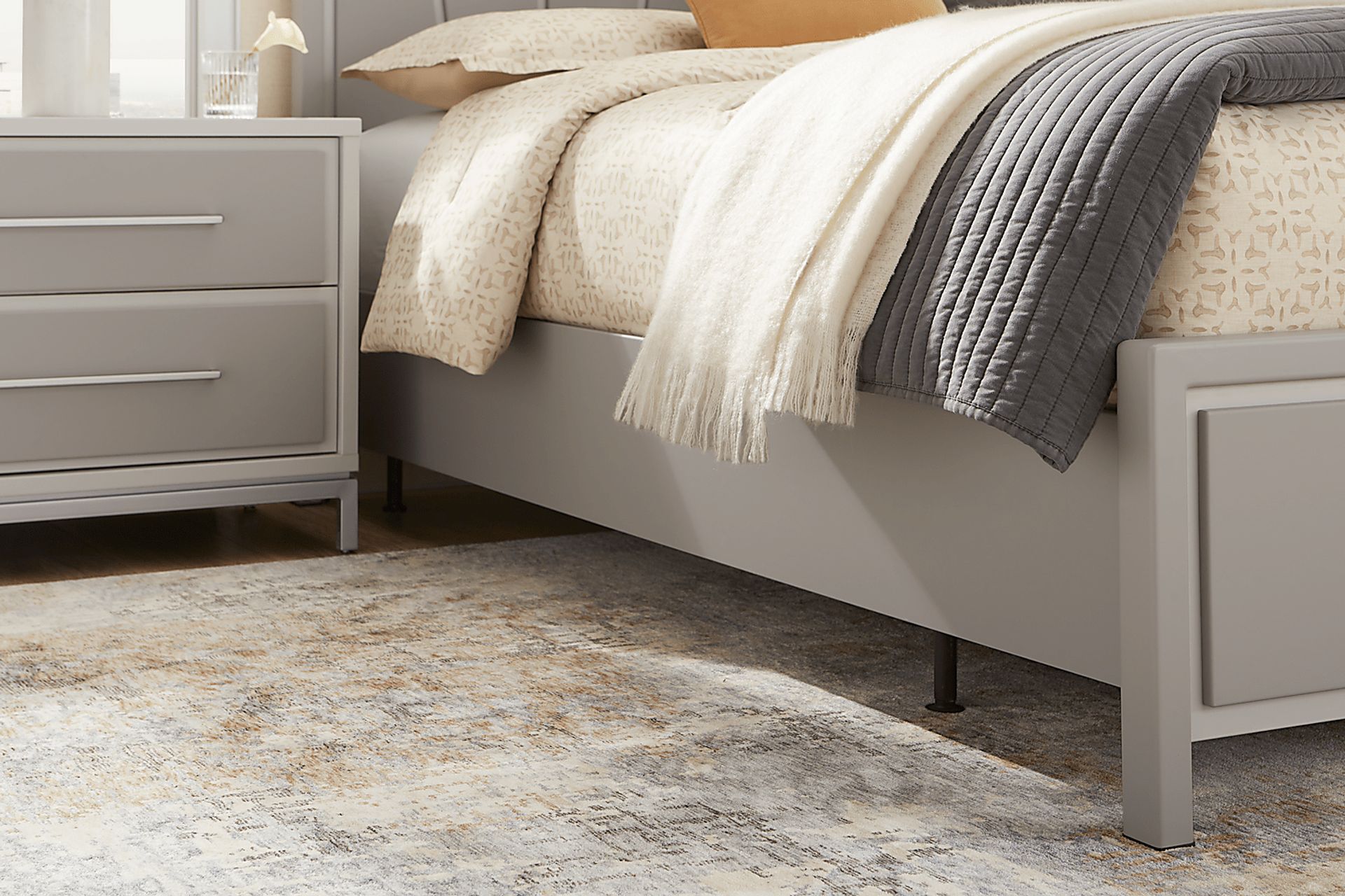 Everdream Gray 7 Pc King Panel Bedroom - Image 5