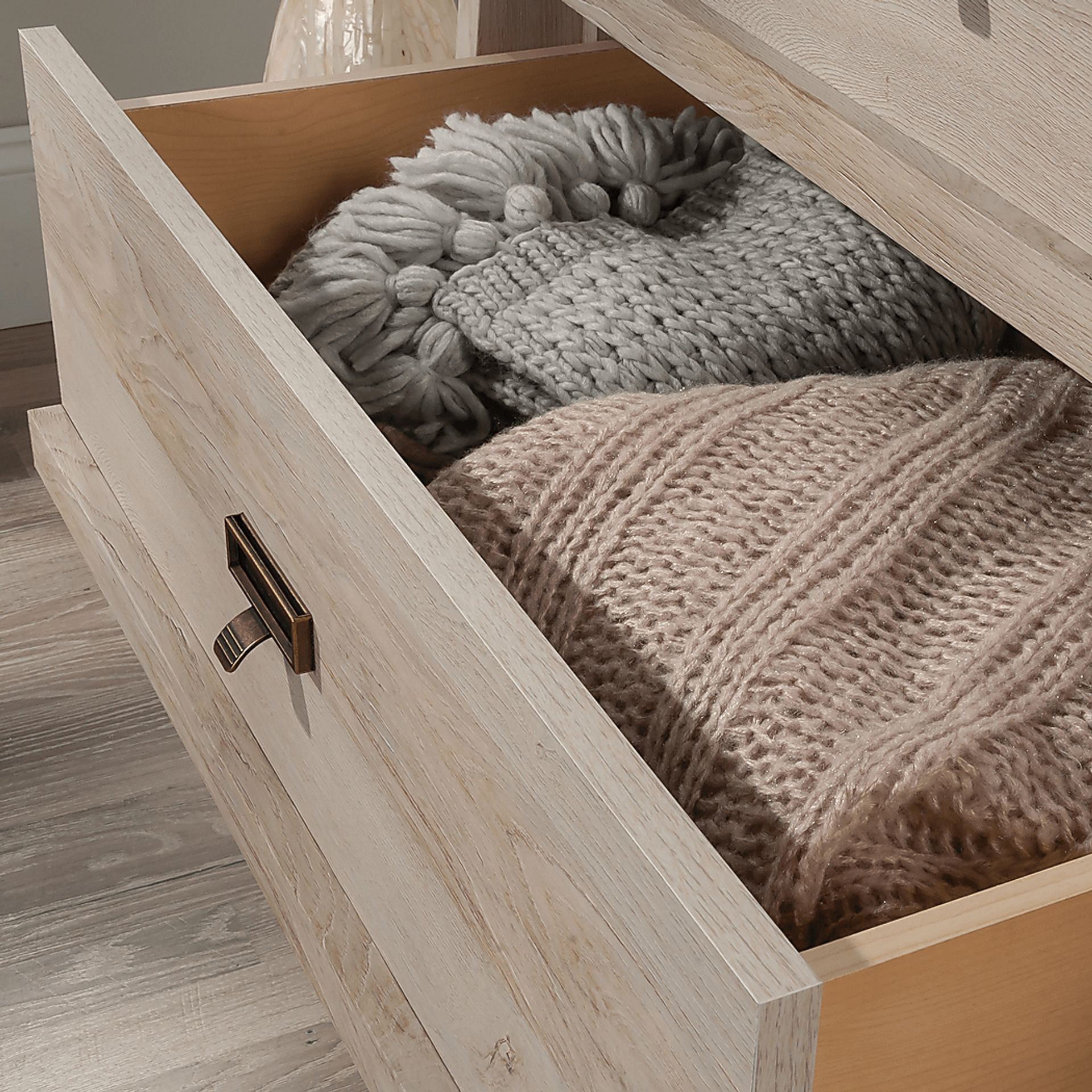 Everleth White Dresser - Image 4