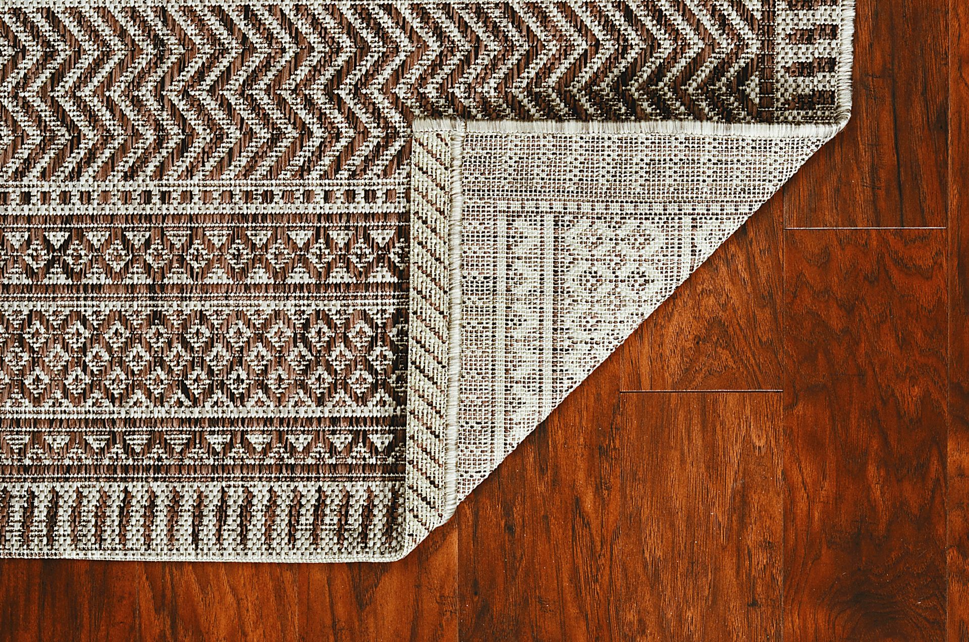 Exsomin Brown 5'3 x 7'7 Indoor/Outdoor Rug - Image 3