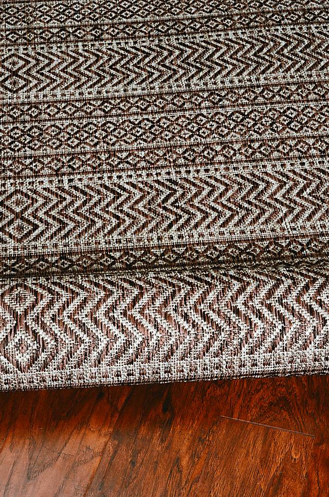 Exsomin Brown 5'3 x 7'7 Indoor/Outdoor Rug - Thumbnail - Image 4